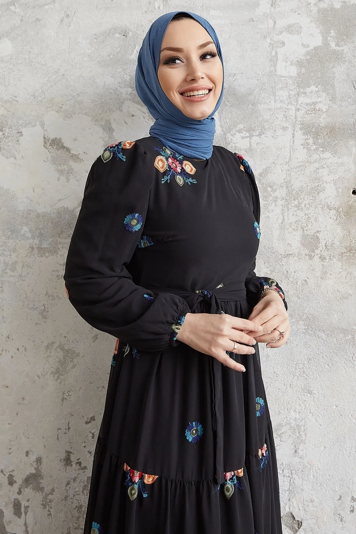 InStyle  Vanes Chiffonkleid mit Blumenstickerei – Schwarz