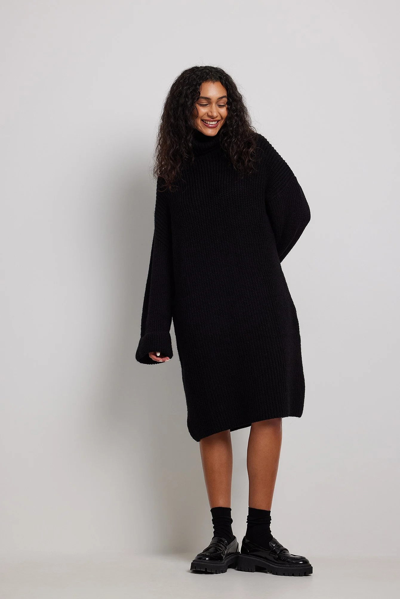 Langer Strickpullover mit gefalteten Ärmeln und Rollkragen