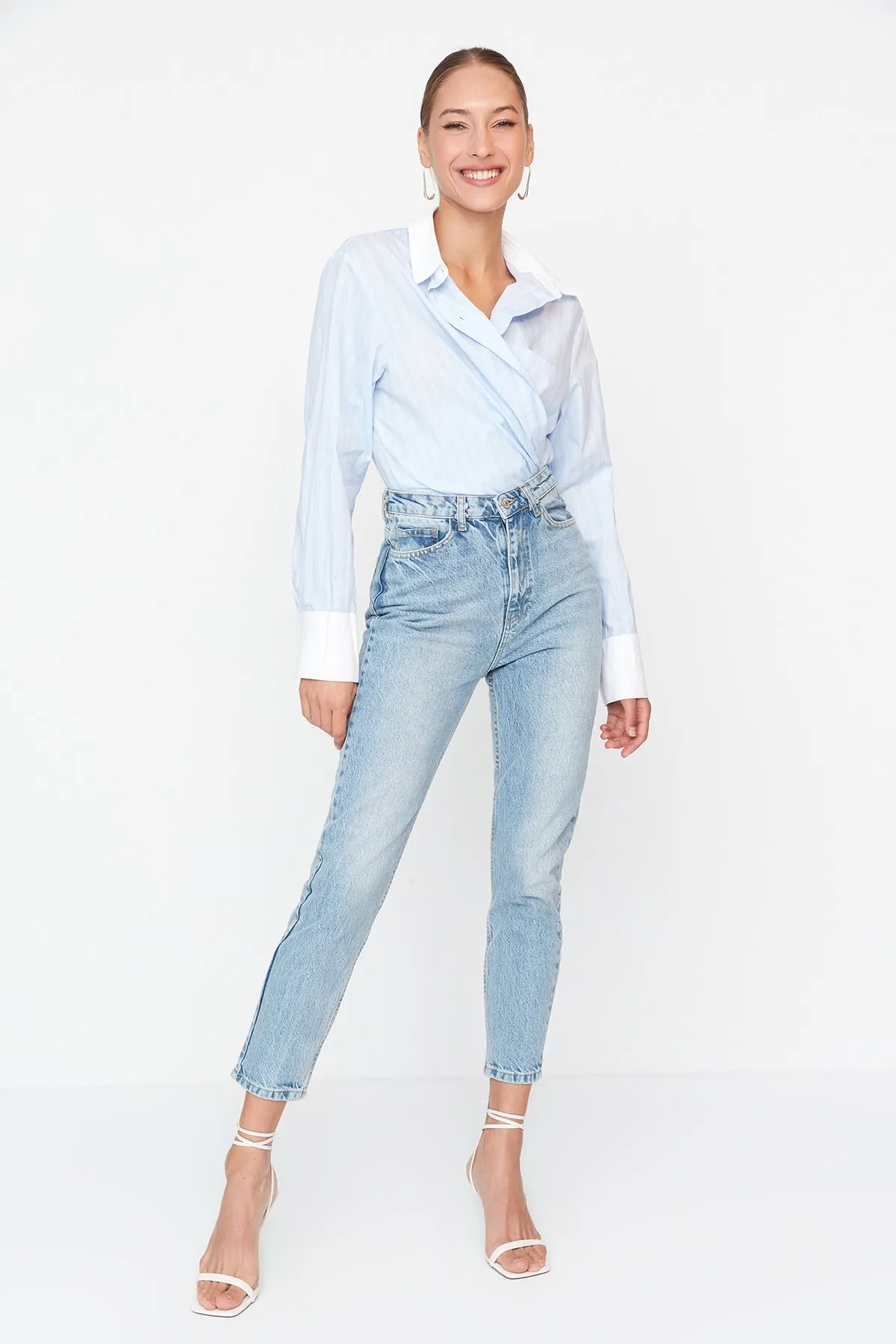 Trendyol Collection  Hellblaue High-Bel-Mom-Jeans TWOSS21JE0016