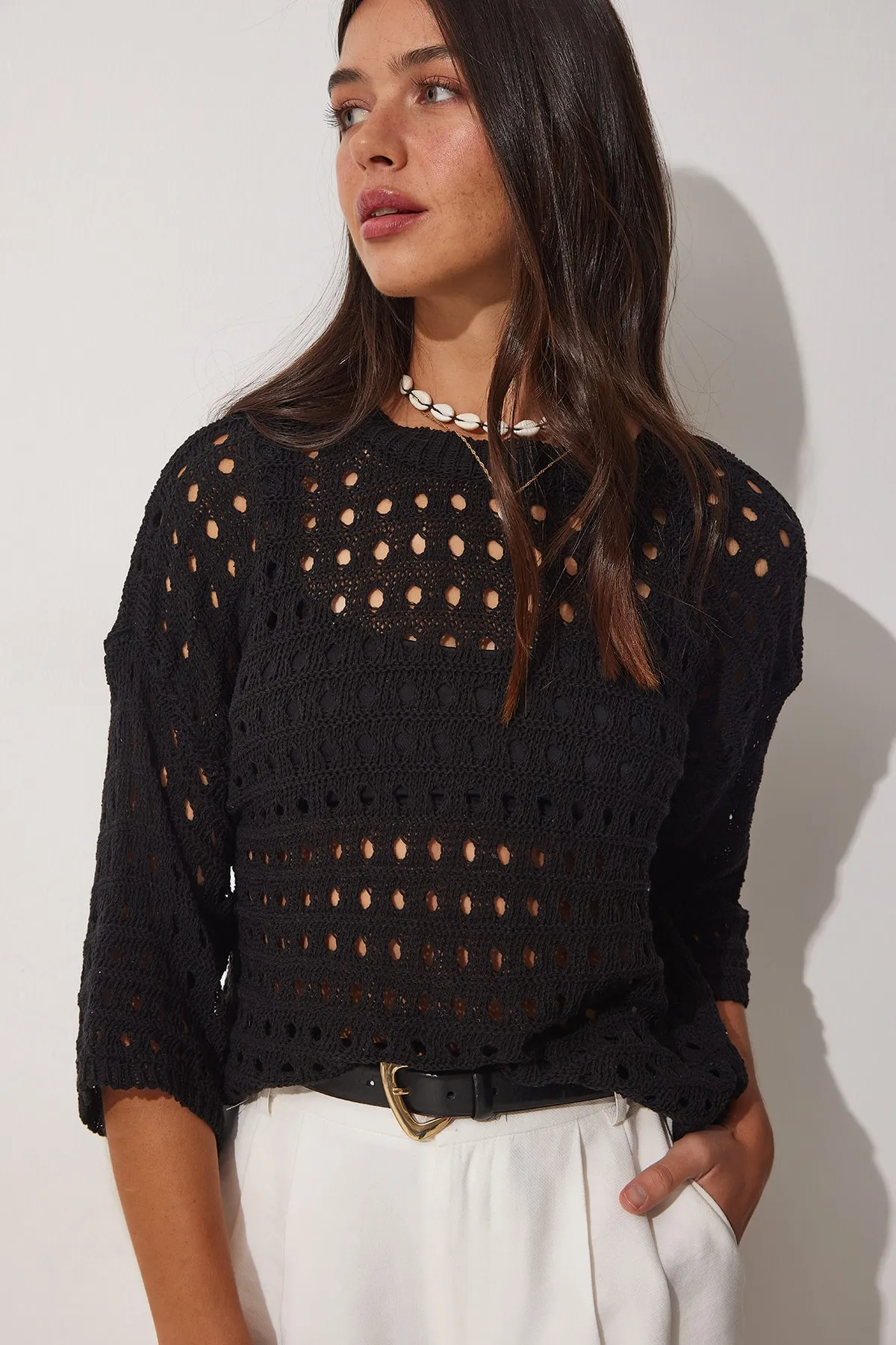 Happiness İstanbul  Schwarze durchbrochene Sommerstrickbluse mit Rundhalsausschnitt für Damen Kİ00082