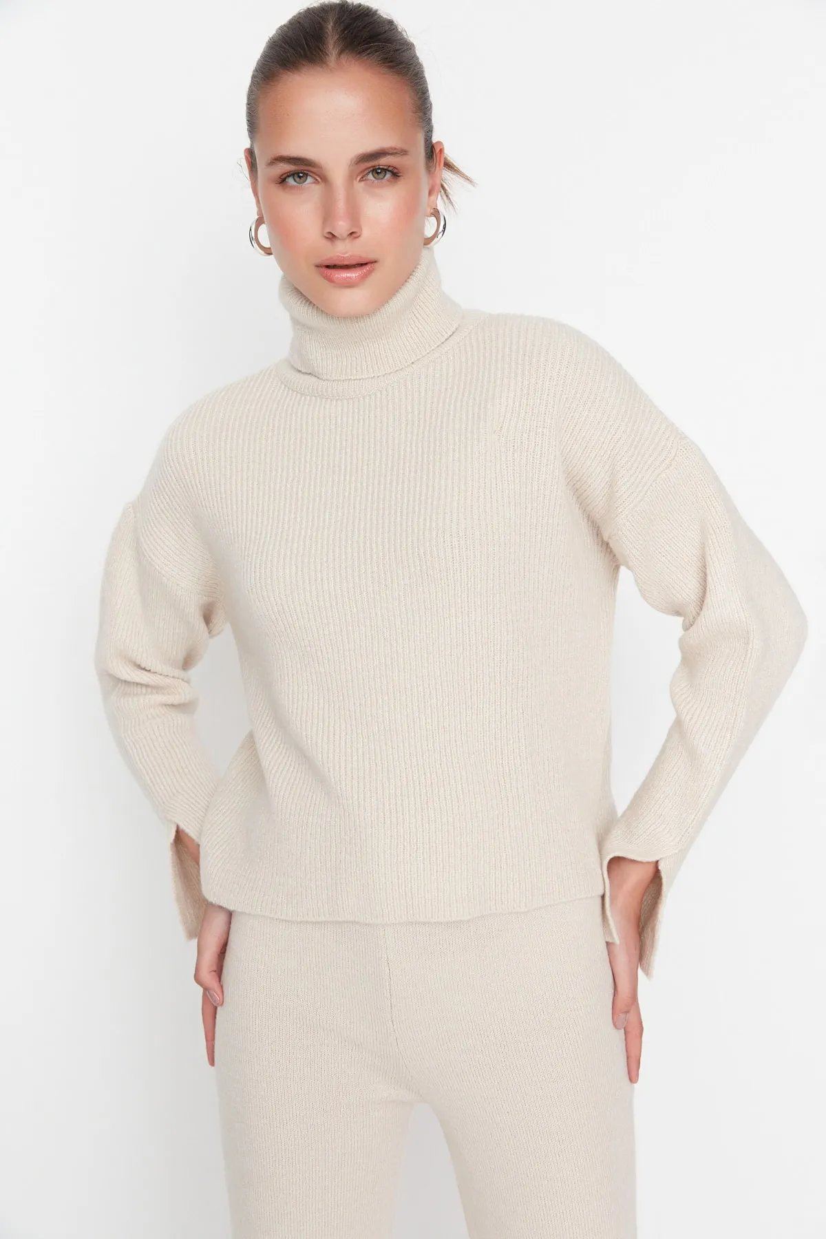 Trendyol Collection  Set aus weichem, strukturiertem Basic-Strickoberteil und -unterteil mit Hose in Stone TWOAW22AU0312