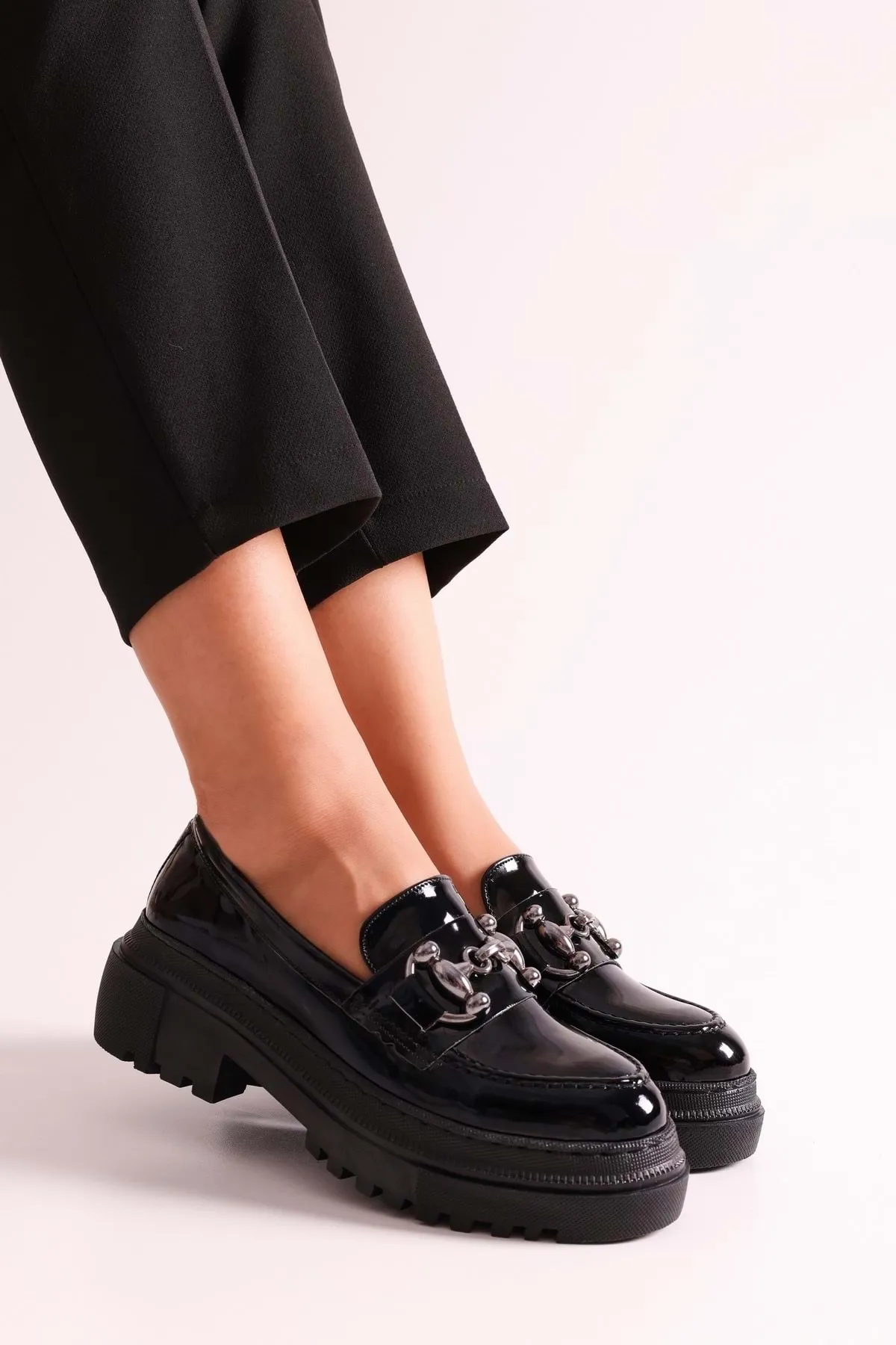 Shoeberry  Damen-Loafer Rex aus schwarzem Lackleder mit dicker Sohle und Schnalle. Schwarzes Lackleder