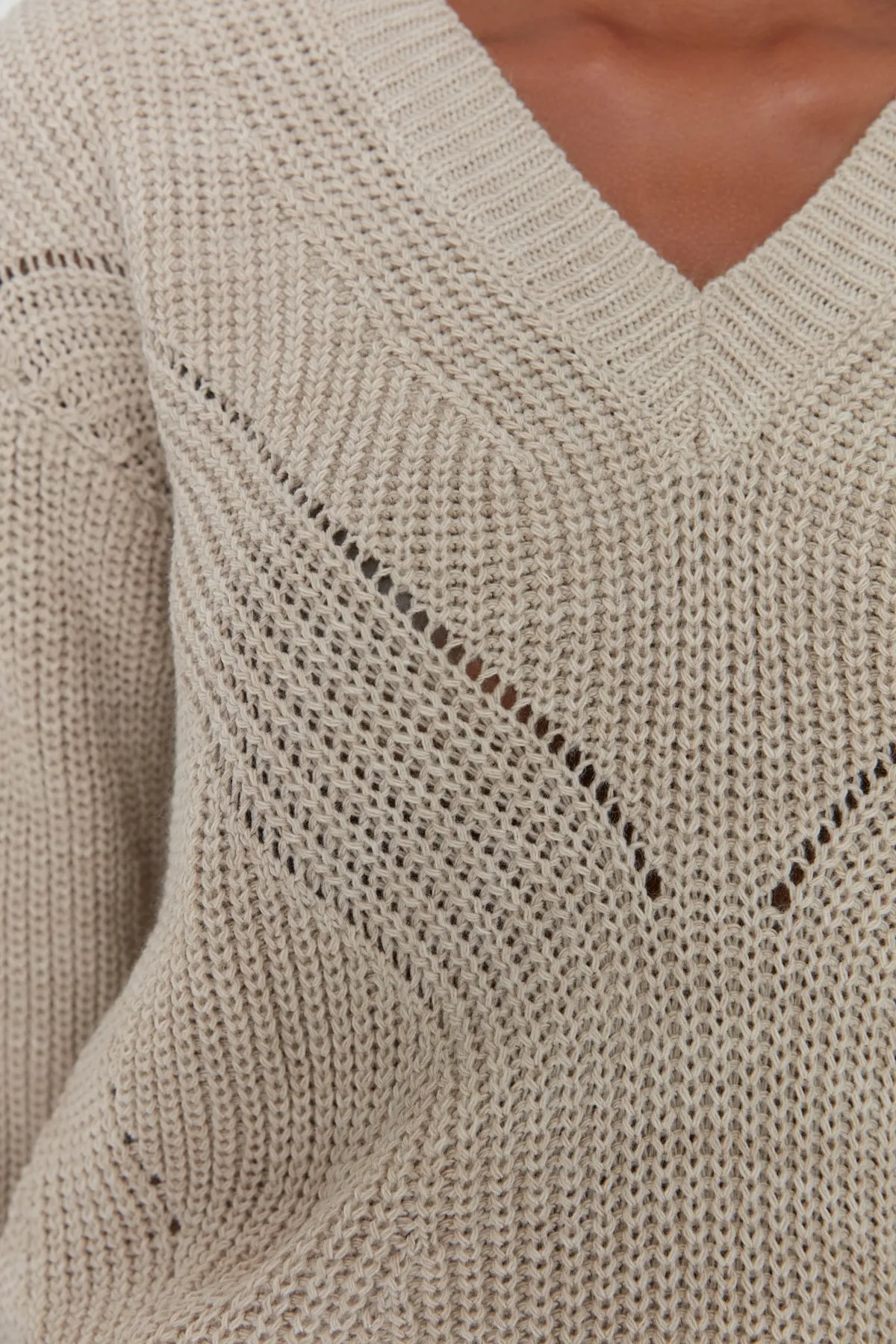 Trendyol Collection  Beigefarbener Strickpullover mit V-Ausschnitt und Lochmuster TWOAW21KZ0690