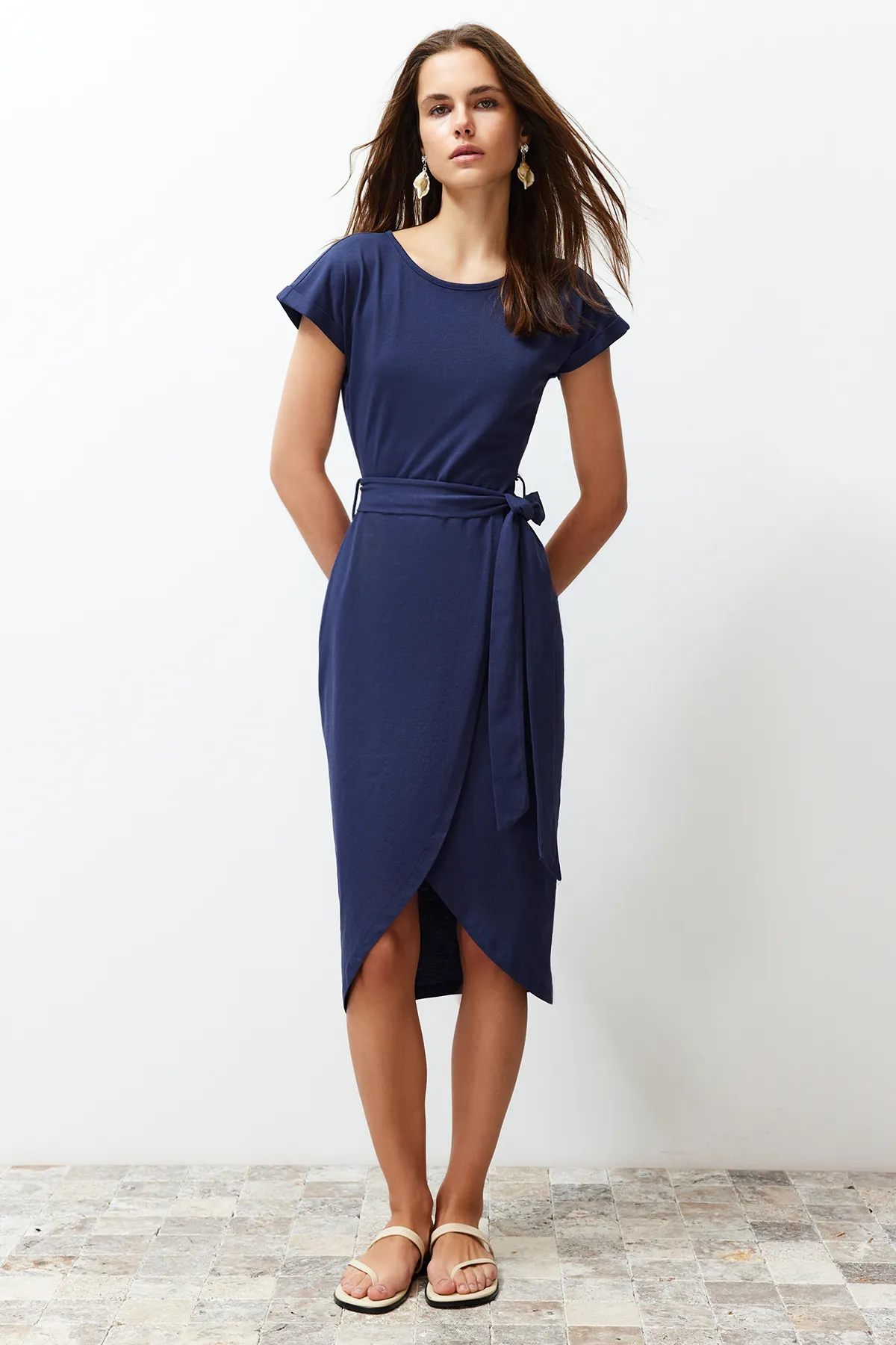 Trendyol Collection  Marineblaues, zweireihiges Midi-Strick-Maxikleid aus 100 % Baumwolle mit Gürtel und detailliertem Detail TWOSS24EL00118