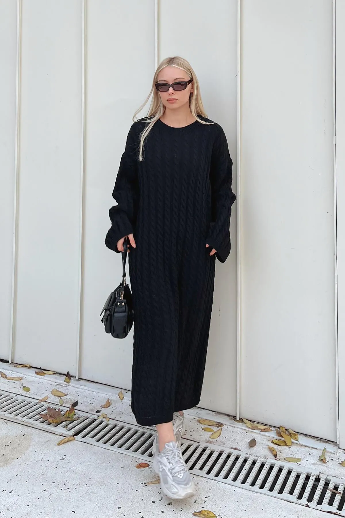 Swist  Schwarzes geflochtenes Strick-Midikleid mit Rundhalsausschnitt für Damen