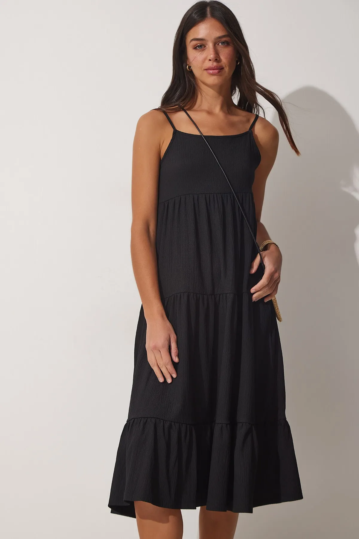Happiness İstanbul  Schwarzes Damen-Sommerstrickkleid mit Trägervolant und Volant UB00077