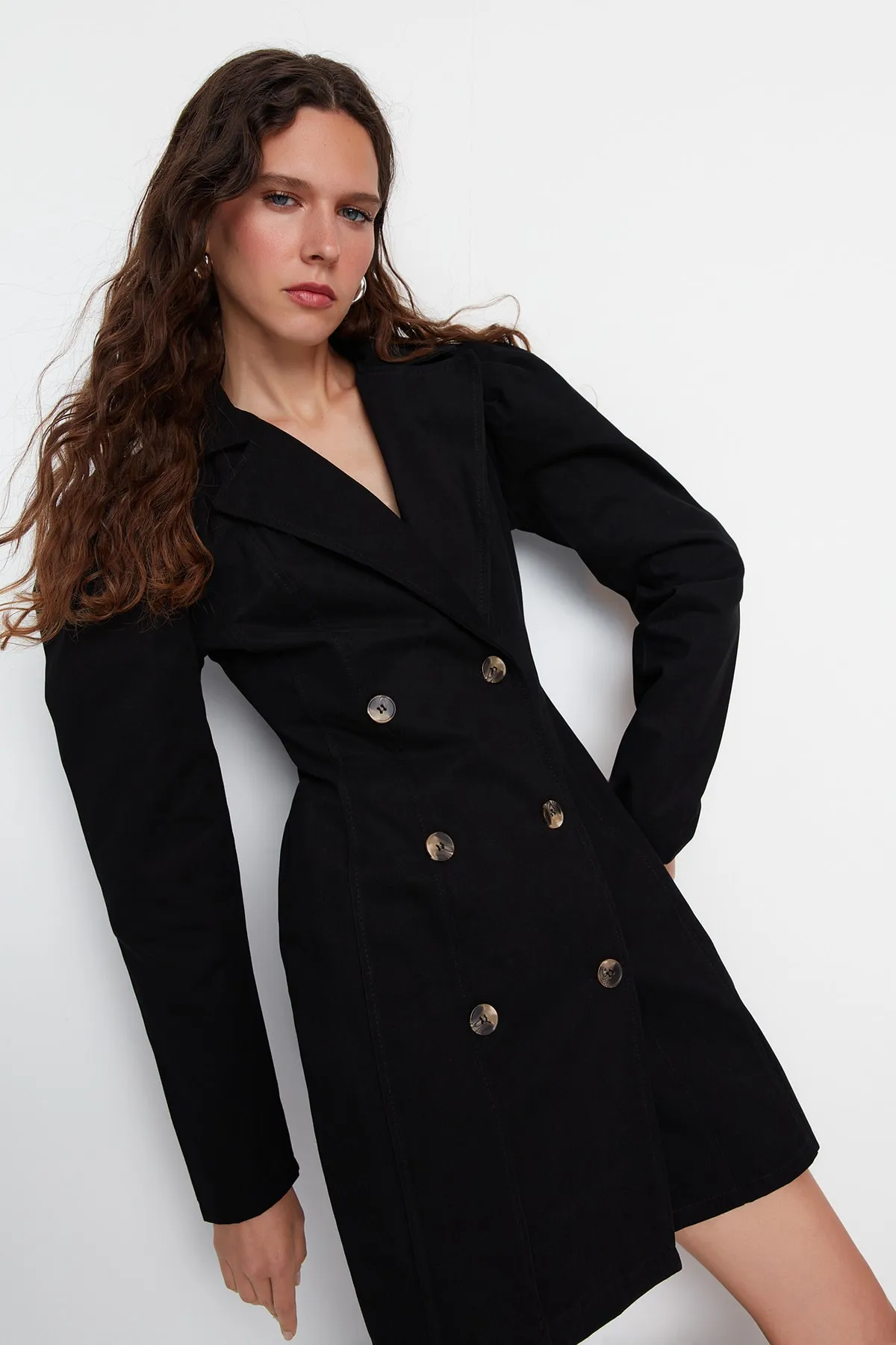 Trendyol Collection  Limitierte Edition: Schwarz gewebte Jacke, gewebtes Kleid TWOAW22EL1352
