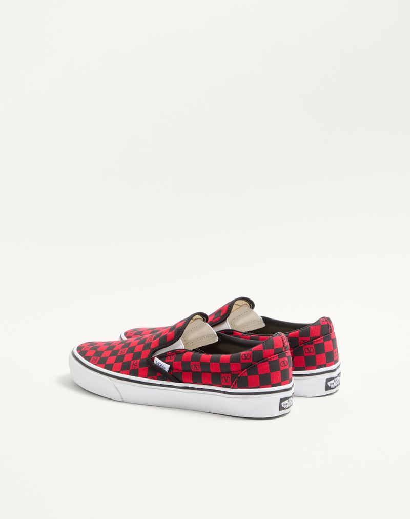 Tênis slip-on Valentino Garavani e Vans em tecido com estampa xadrez do logo V.