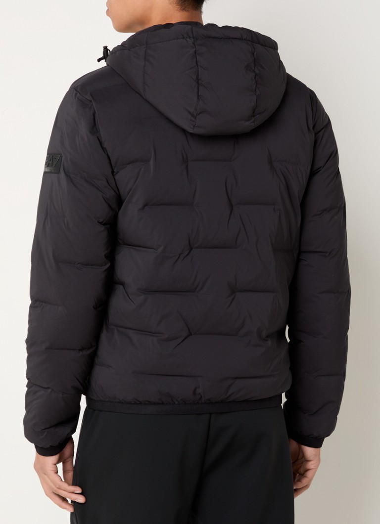 Jaqueta acolchoada Emporio Armani com capuz e bolsos laterais.