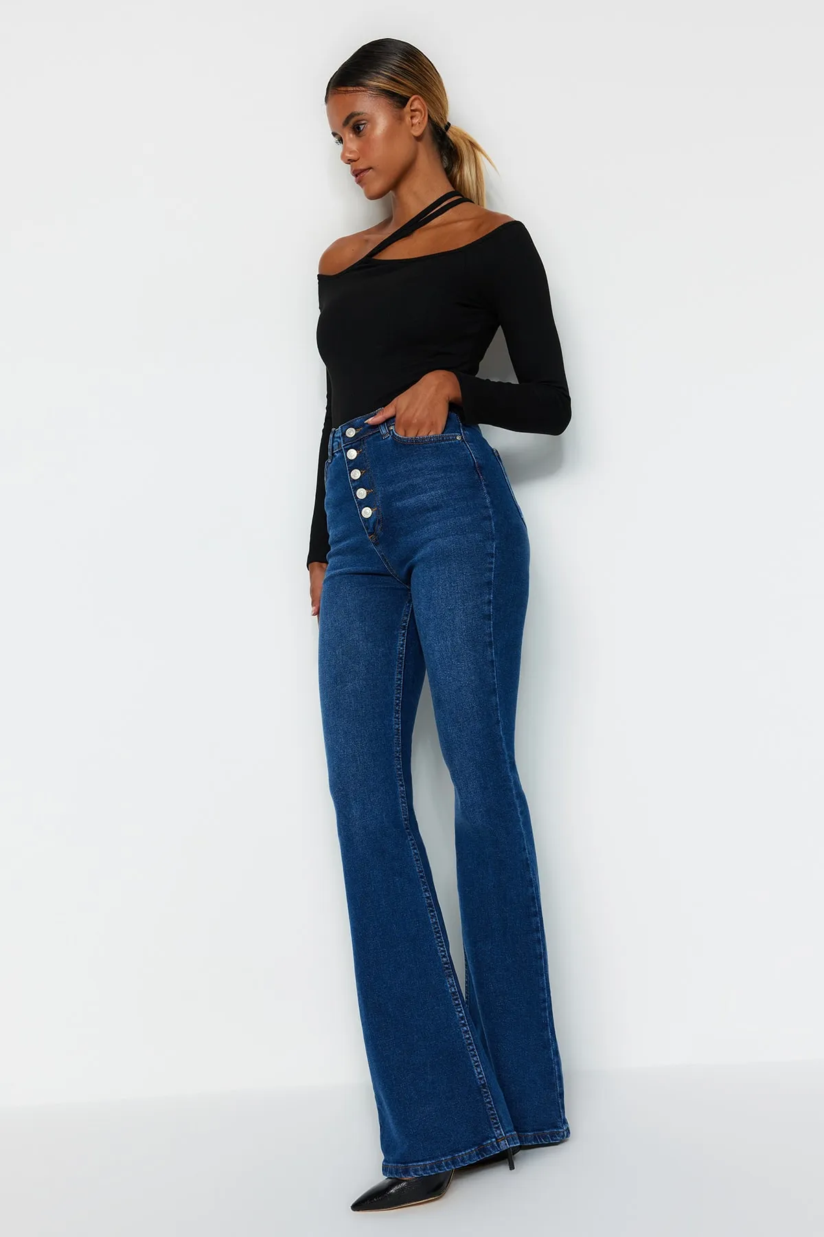 Trendyol Collection  Blaue Schlagjeans mit hoher Taille und Knopfleiste vorne TWOSS20JE0111