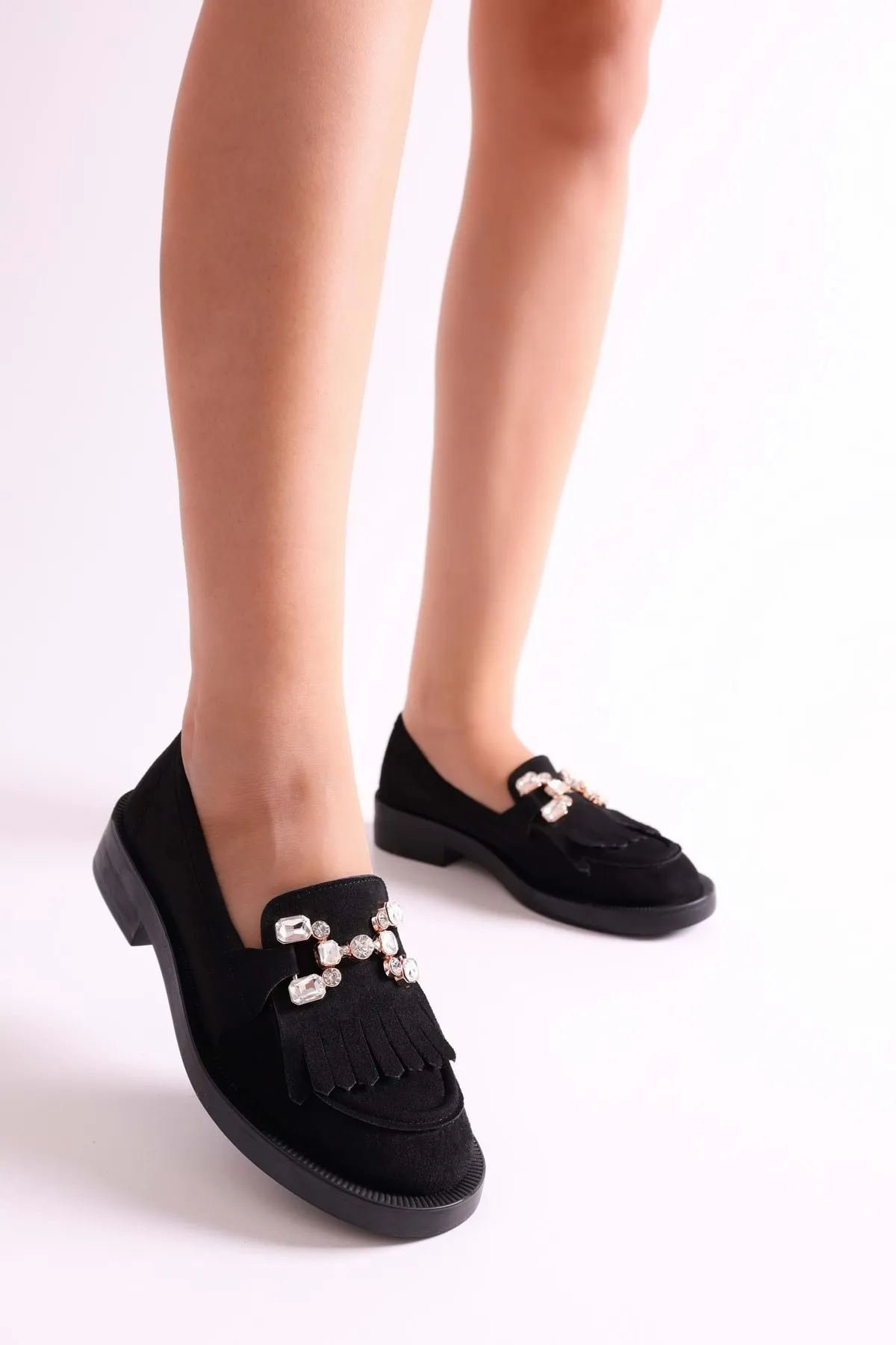 Shoeberry  Damen-Loafer Maeve aus schwarzem Wildleder in Stone-Optik. Schwarzes Wildleder
