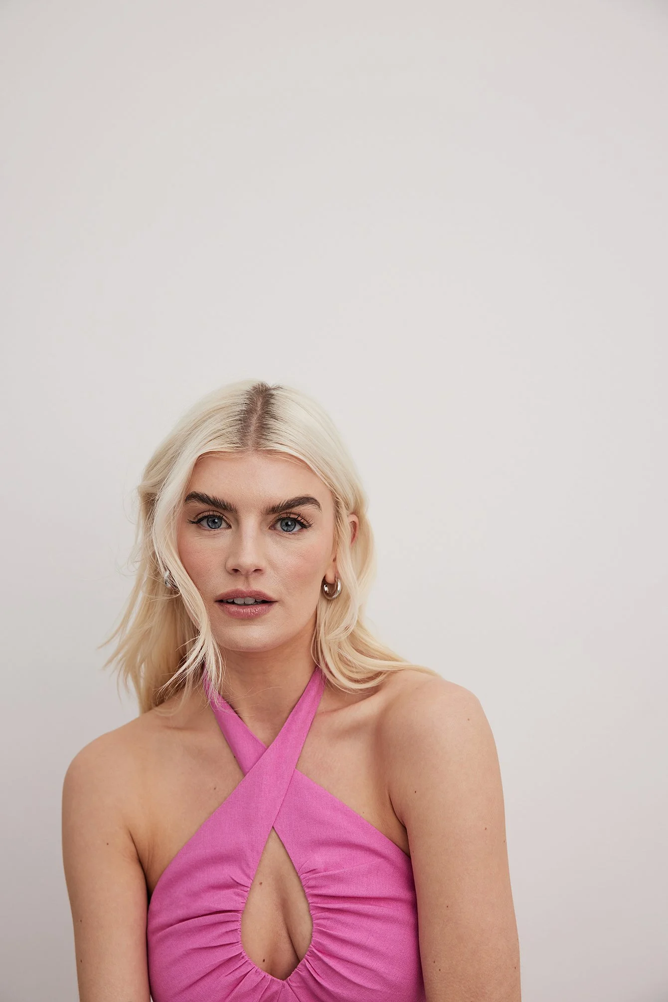 Neckholder-Kleid mit Schrägschnitt