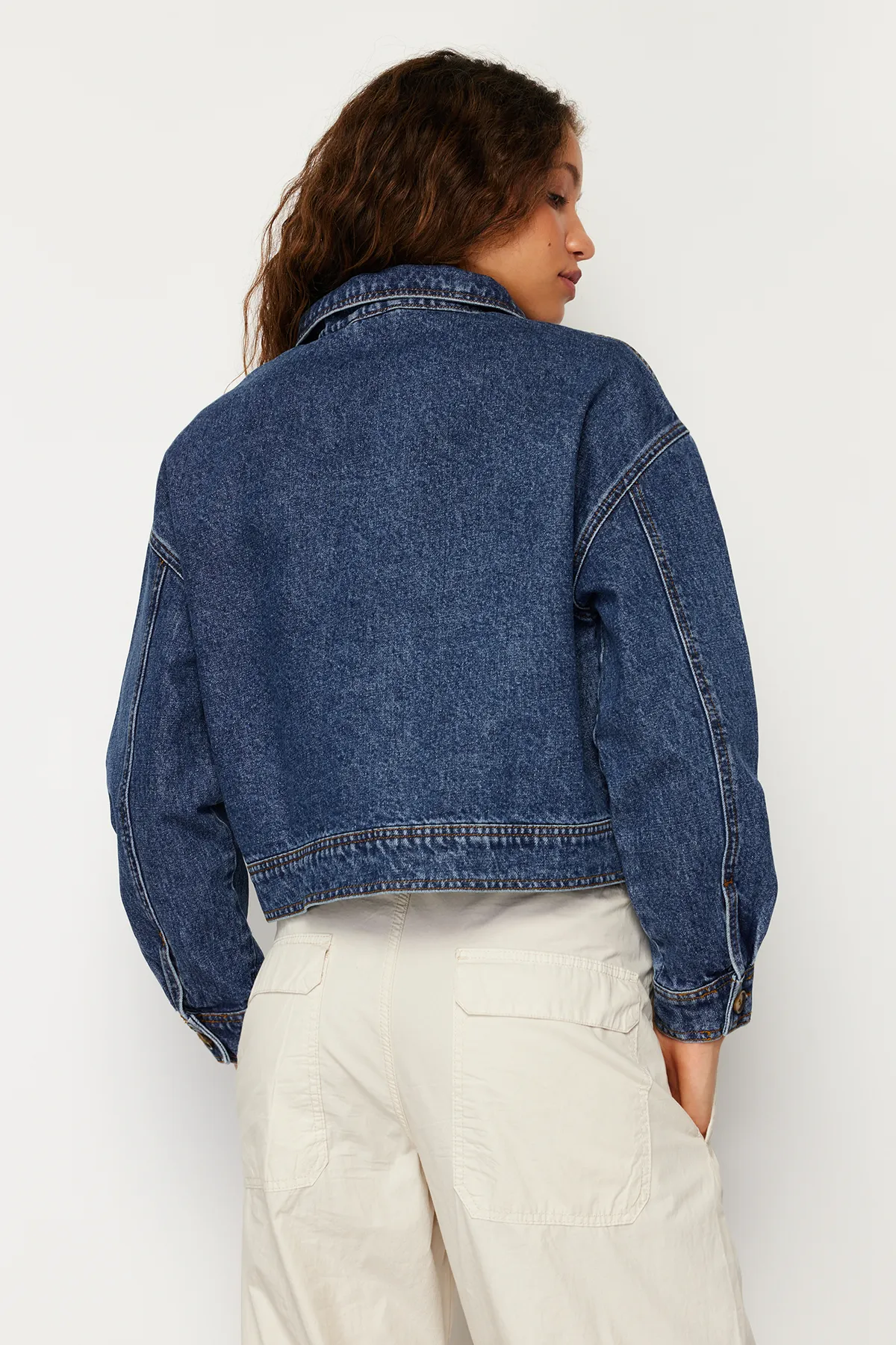 Trendyol Collection  Dunkelblaue, nachhaltigere Jeansjacke mit Taschendetail TWOSS24CE00029