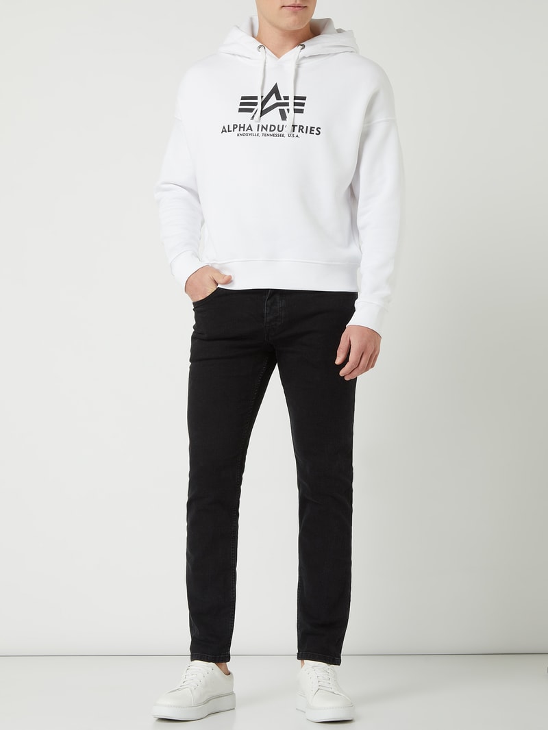 Jeans mit Label-Patch in schwarz