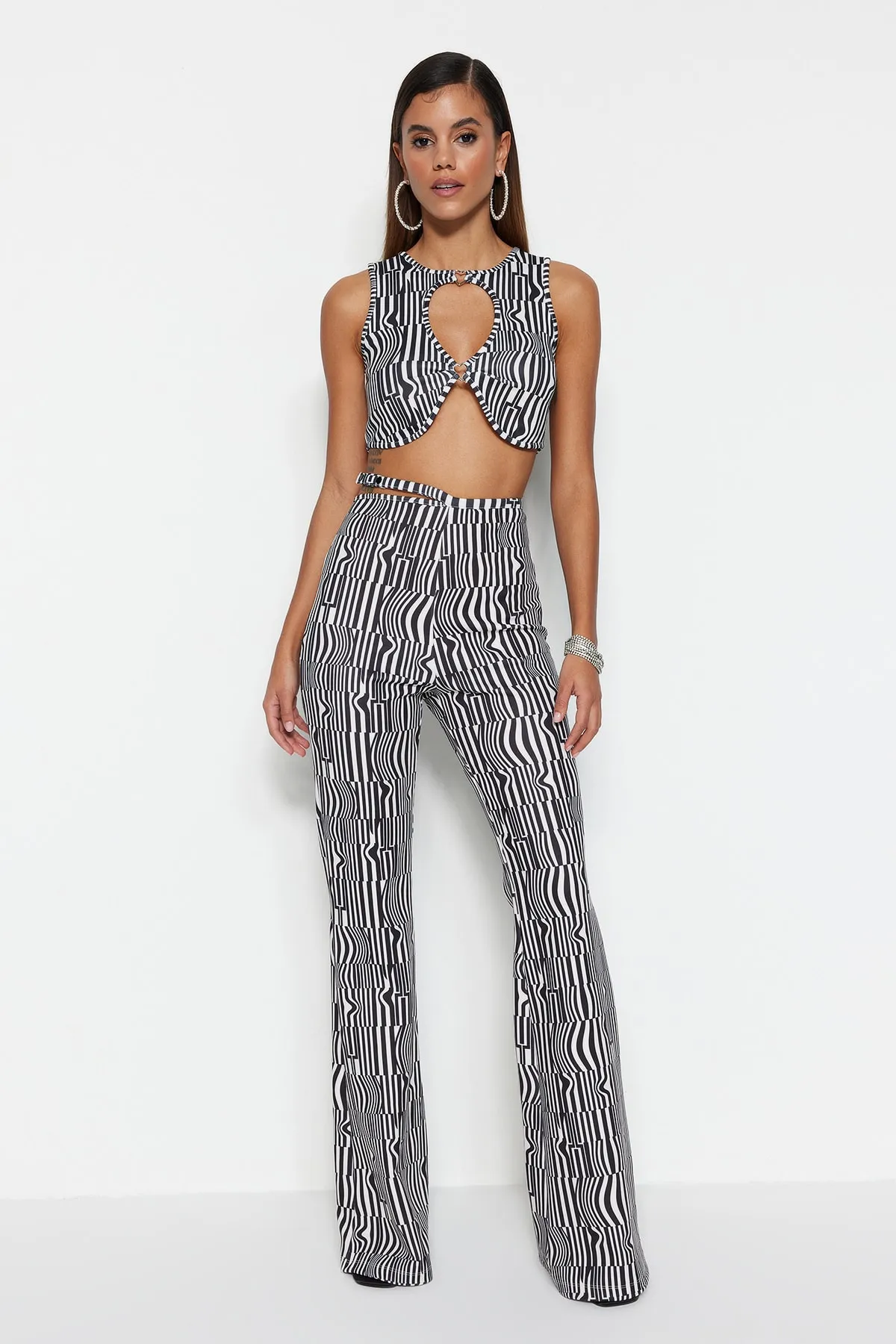 Trendyol Collection  Mehrfarbige gestrickte gestreifte Hose mit weitem Bein TPRSS23PL00011