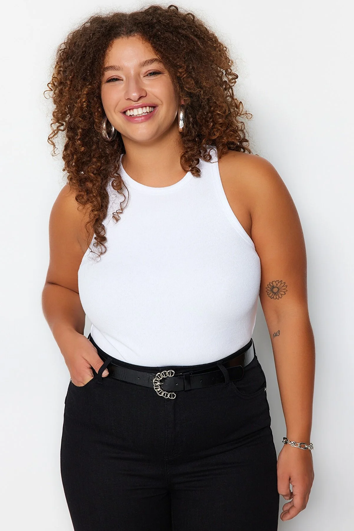 Trendyol Curve  Weißes Basic-Strick-Tanktop mit Neckholder-Kragen TBBSS23CV00001