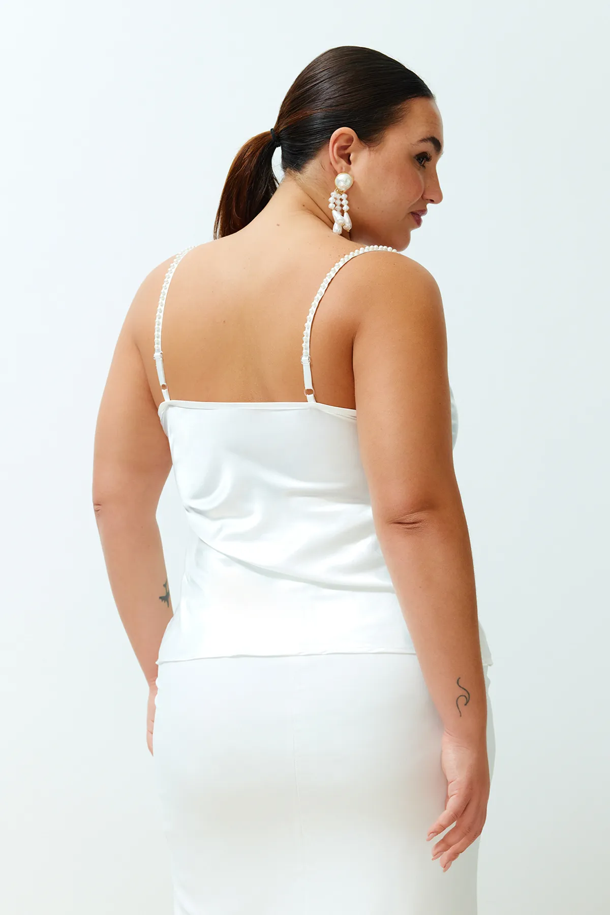 Trendyol Curve  Ecrufarbene Basic-Bluse aus Satin mit tiefem Ausschnitt