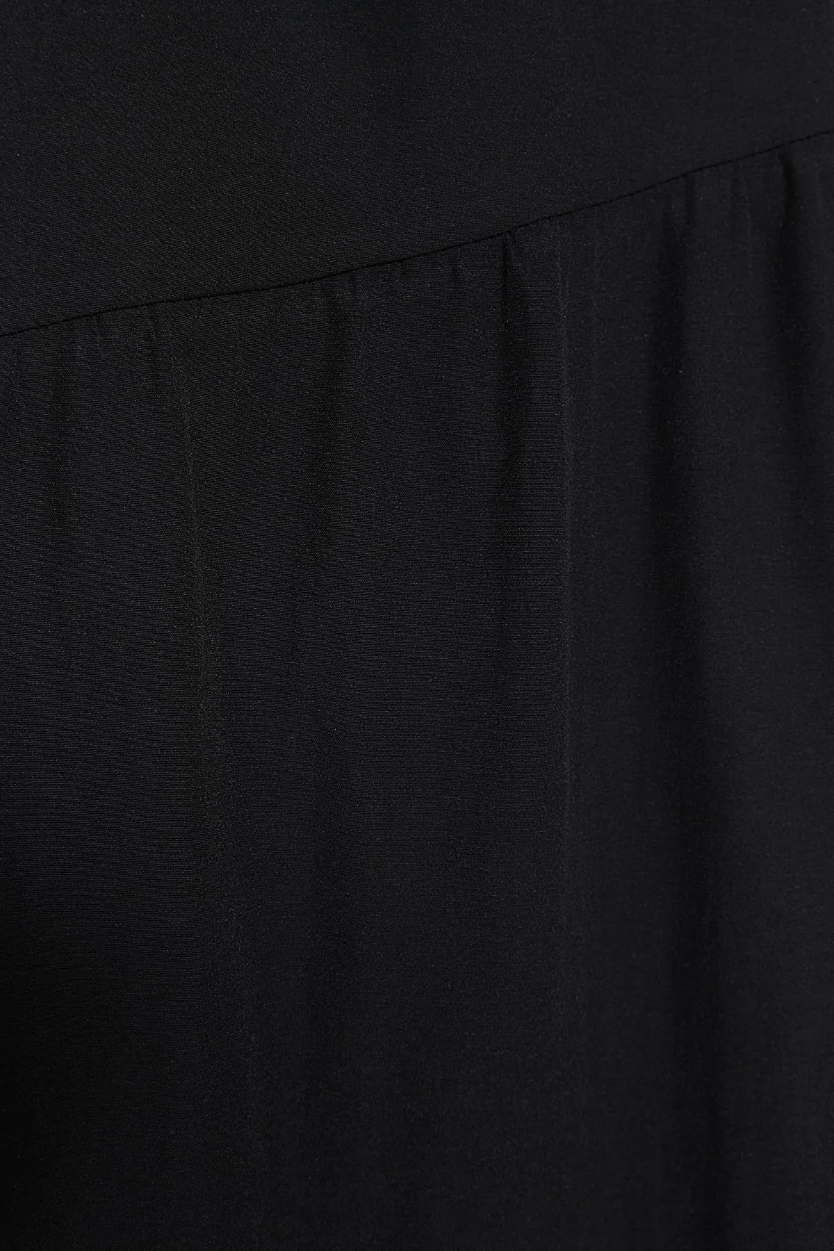 Trendyol Modest  Schwarzes, gewebtes Baumwollkleid mit weiter Passform und Raffung TCTSS21EL3470