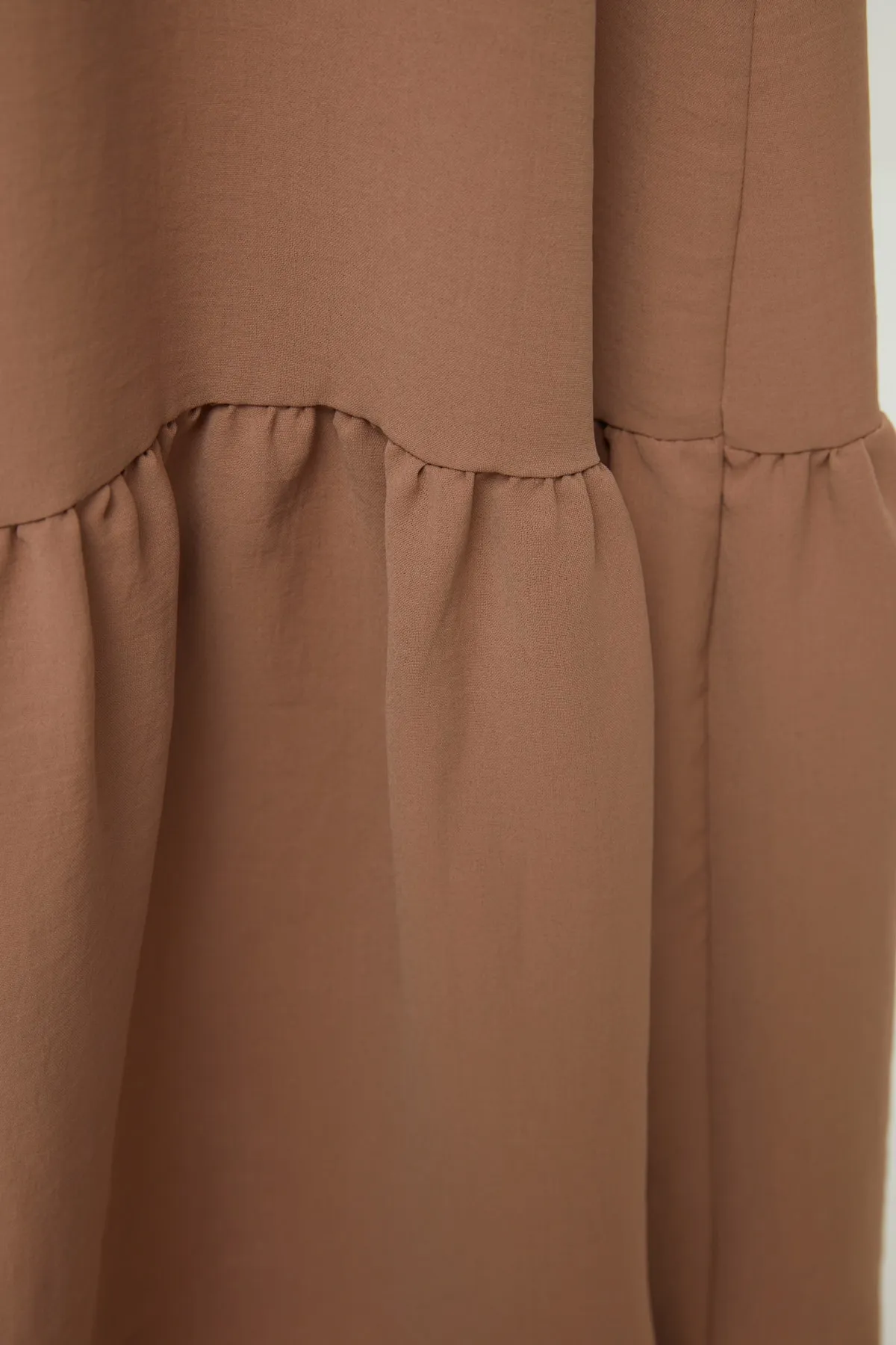 Trendyol Modest  Beigefarbenes, elastisches Aerobin-Webkleid mit Stehkragenärmeln TCTSS22EB0010