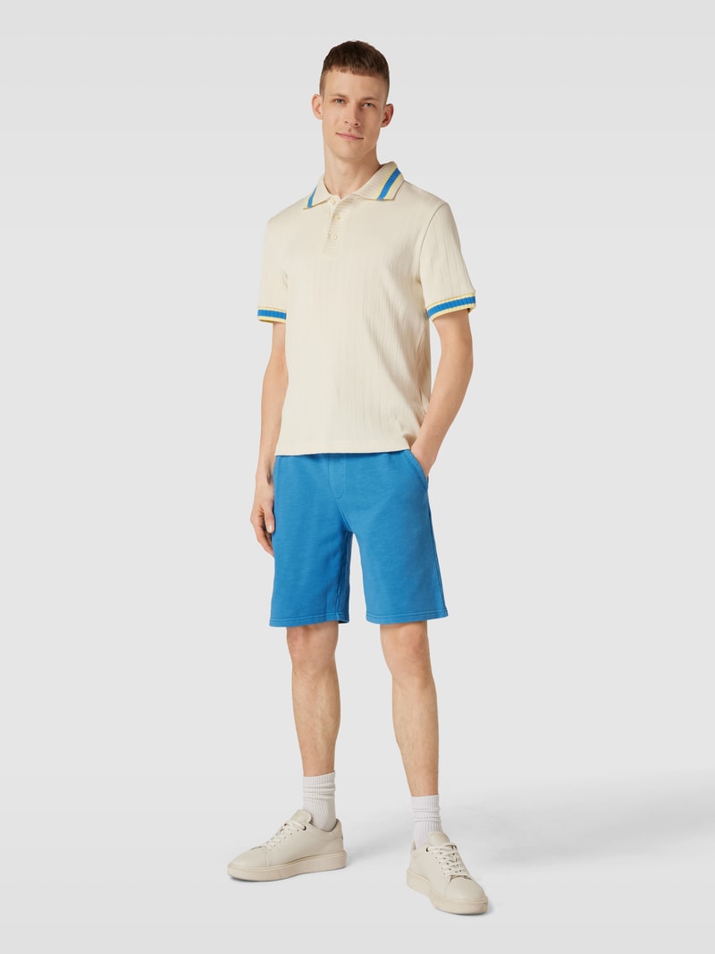 Shorts mit seitlichen Eingrifftaschen in royalblau