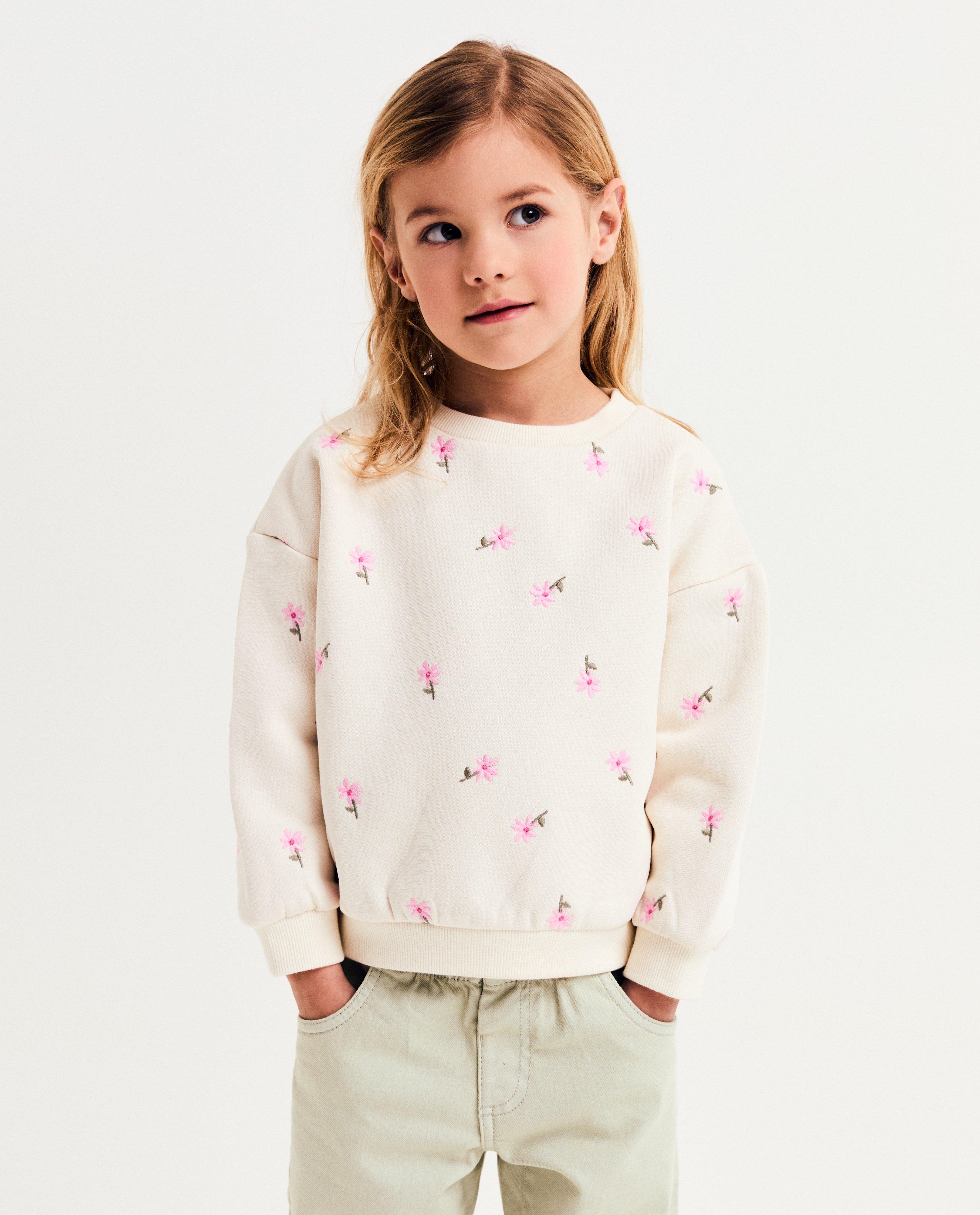 Pulover Maya cu flori brodate bej deschis