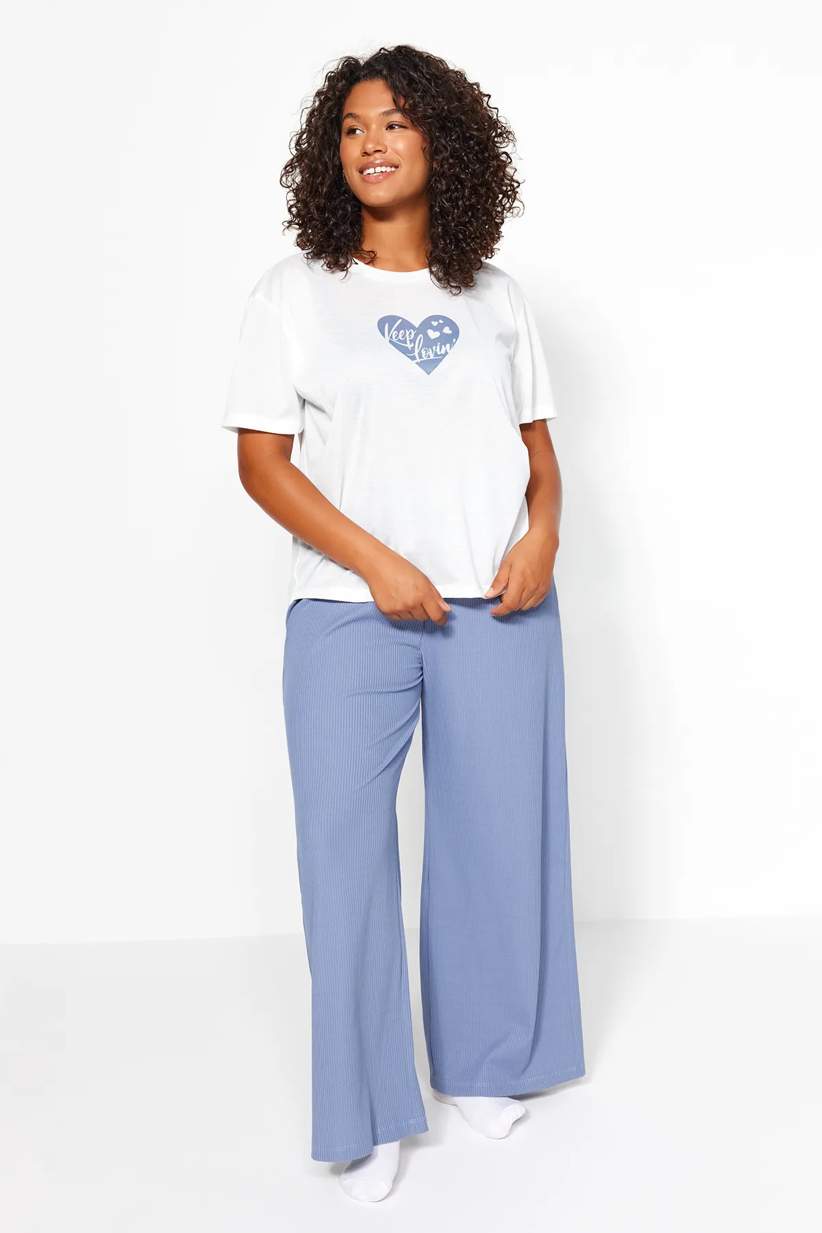 Trendyol Curve  Blaues, herzgemustertes Cord-Strickpyjama-Set TBBAW24AI00018