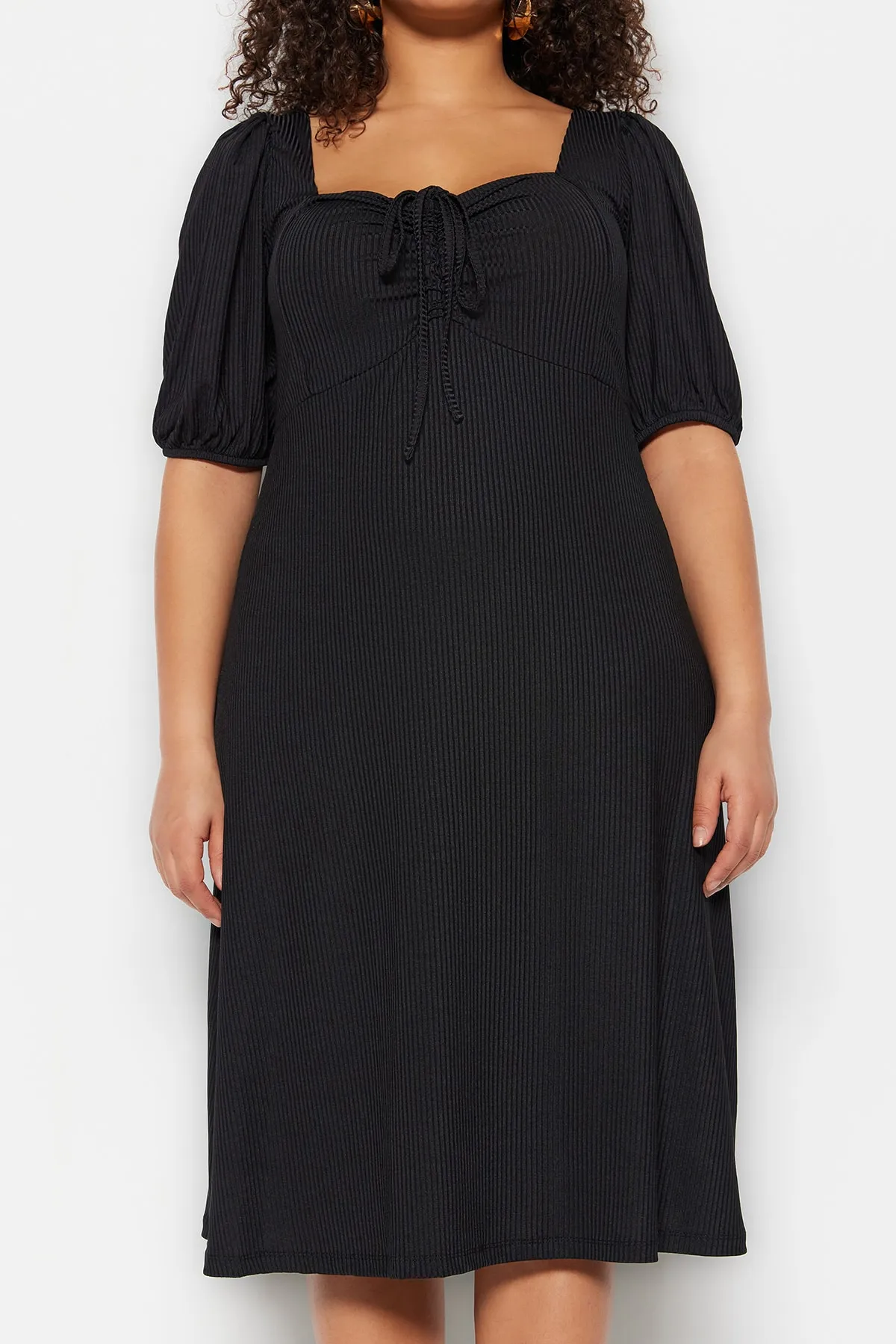 Trendyol Curve  Schwarzes Strickkleid mit Herzkragen TBBSS23AH00118