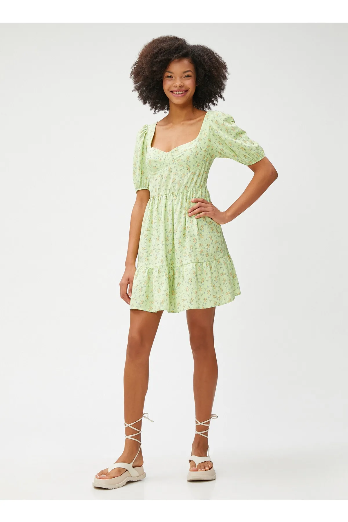 Koton  Herzkragen gemustertes grünes kurzes Damenkleid 3sal80017ıw