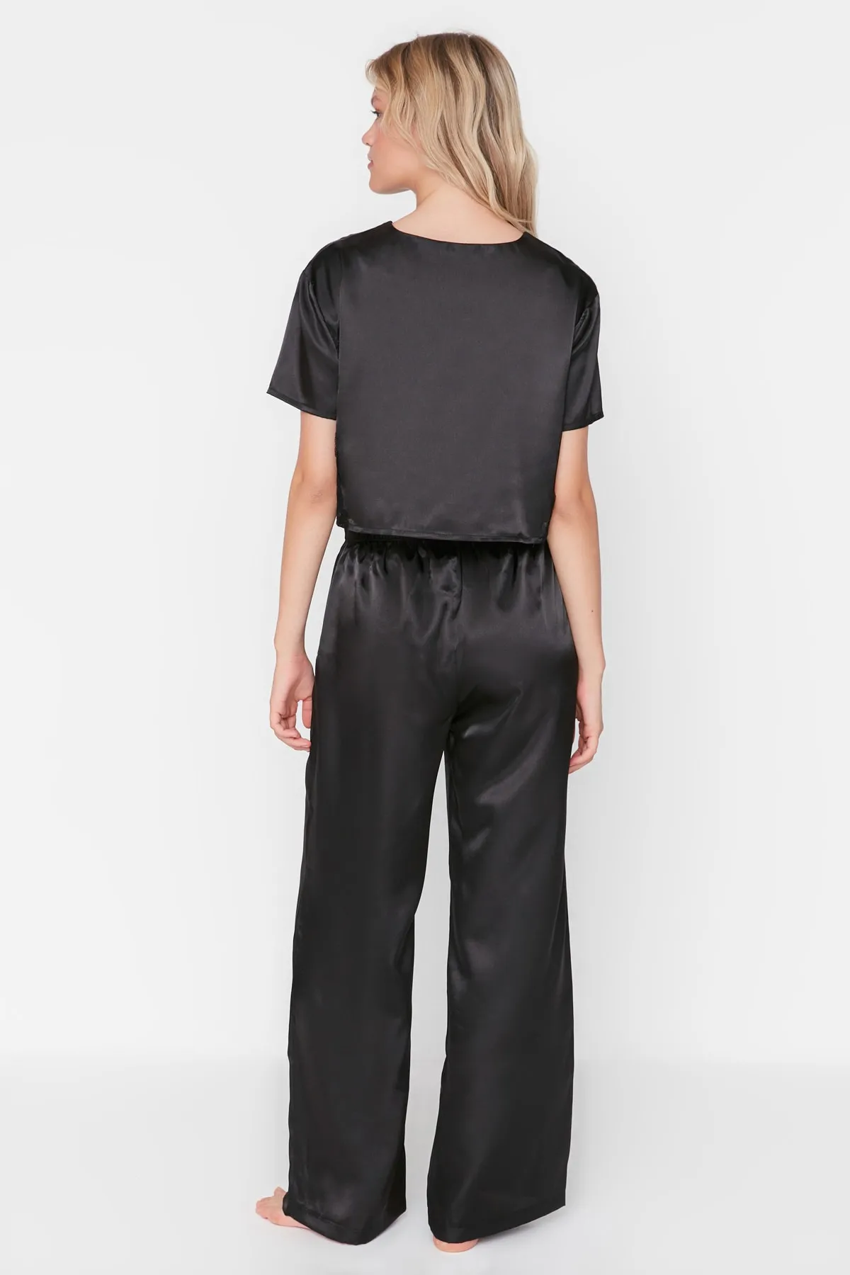 Trendyol Collection  Schwarzes Pyjama-Set aus Satingewebe mit Spitzendetails THMAW23PT00084