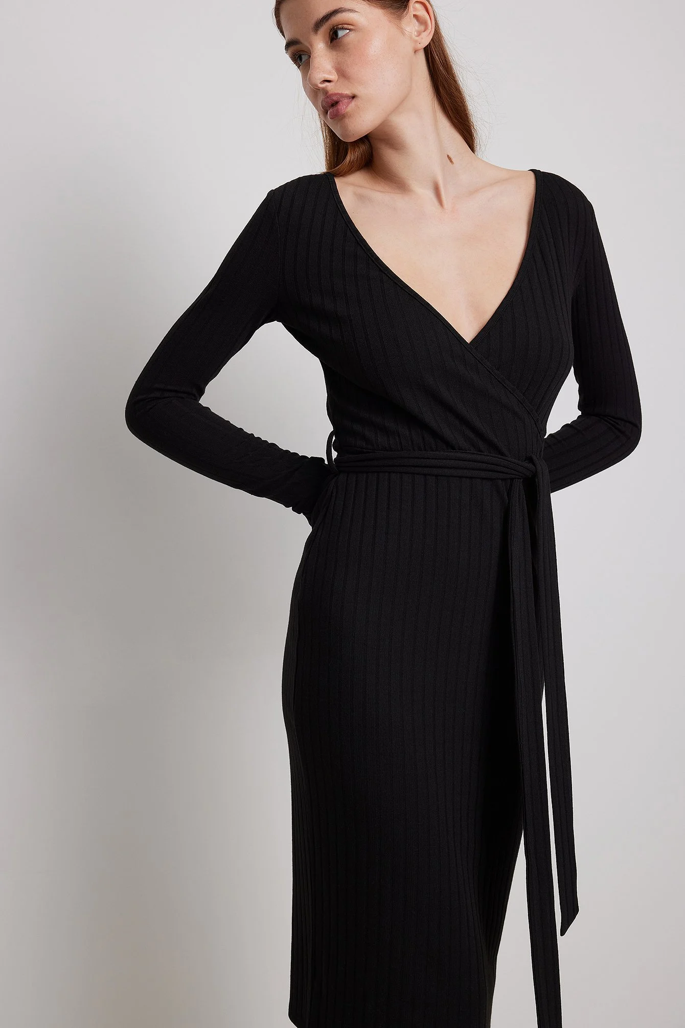 Geripptes Midikleid mit Wickelgürtel