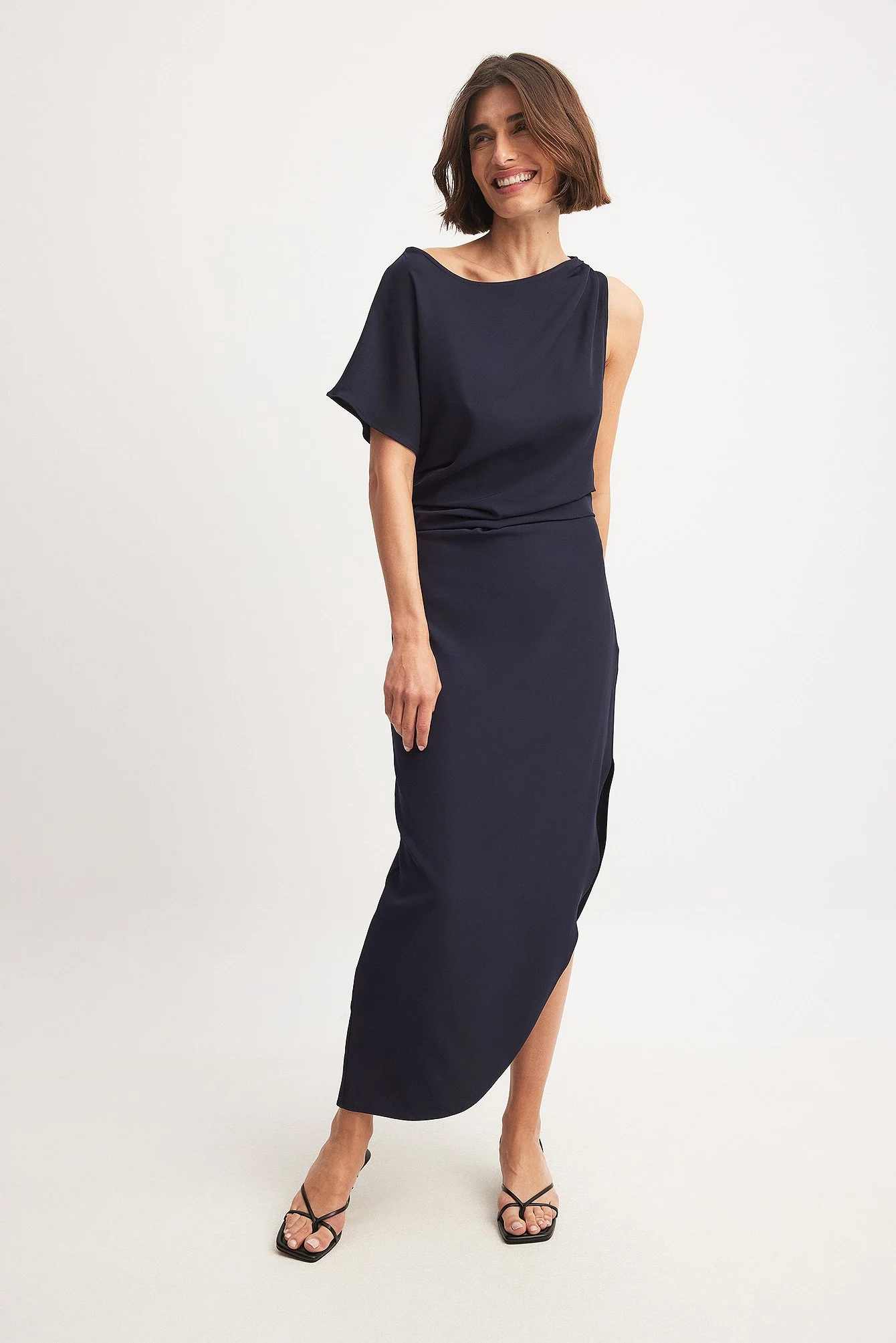 Gewebtes asymmetrisches, einseitig schulterfreies Kleid mit drapierten Details