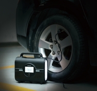 Digitaler Mini-Kompressor von Norauto, 12V/230V, 8 bar, 45L - ATU
