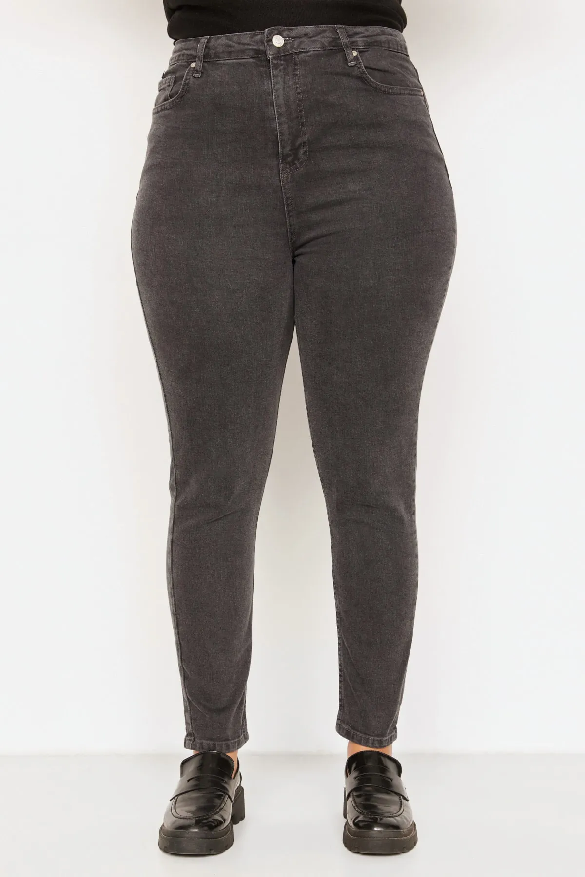 Trendyol Curve  Graue Röhrenjeans mit hoher Taille TBBSS22JE0075