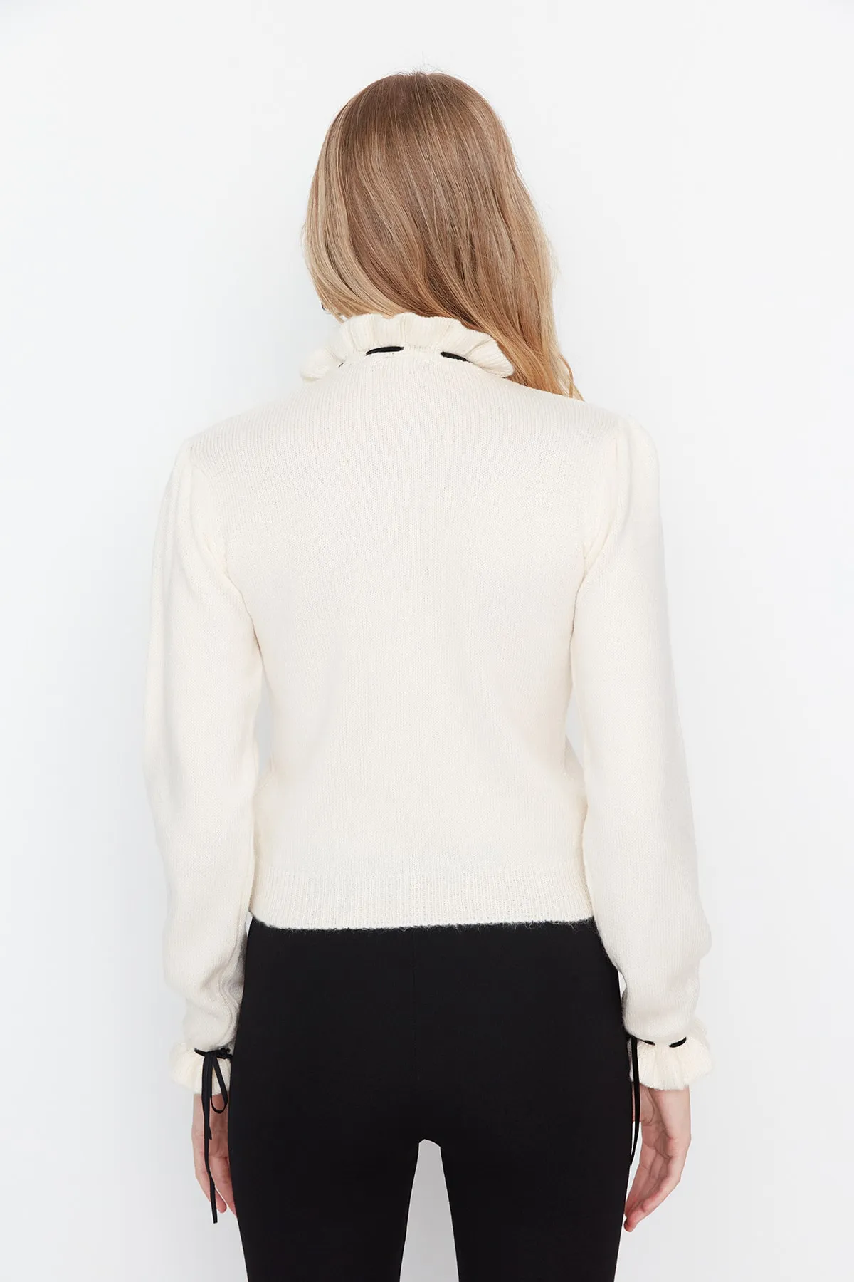 Trendyol Collection  Ecrufarbener, weich strukturierter Strickpullover mit Lochmuster TWOAW21KZ2355