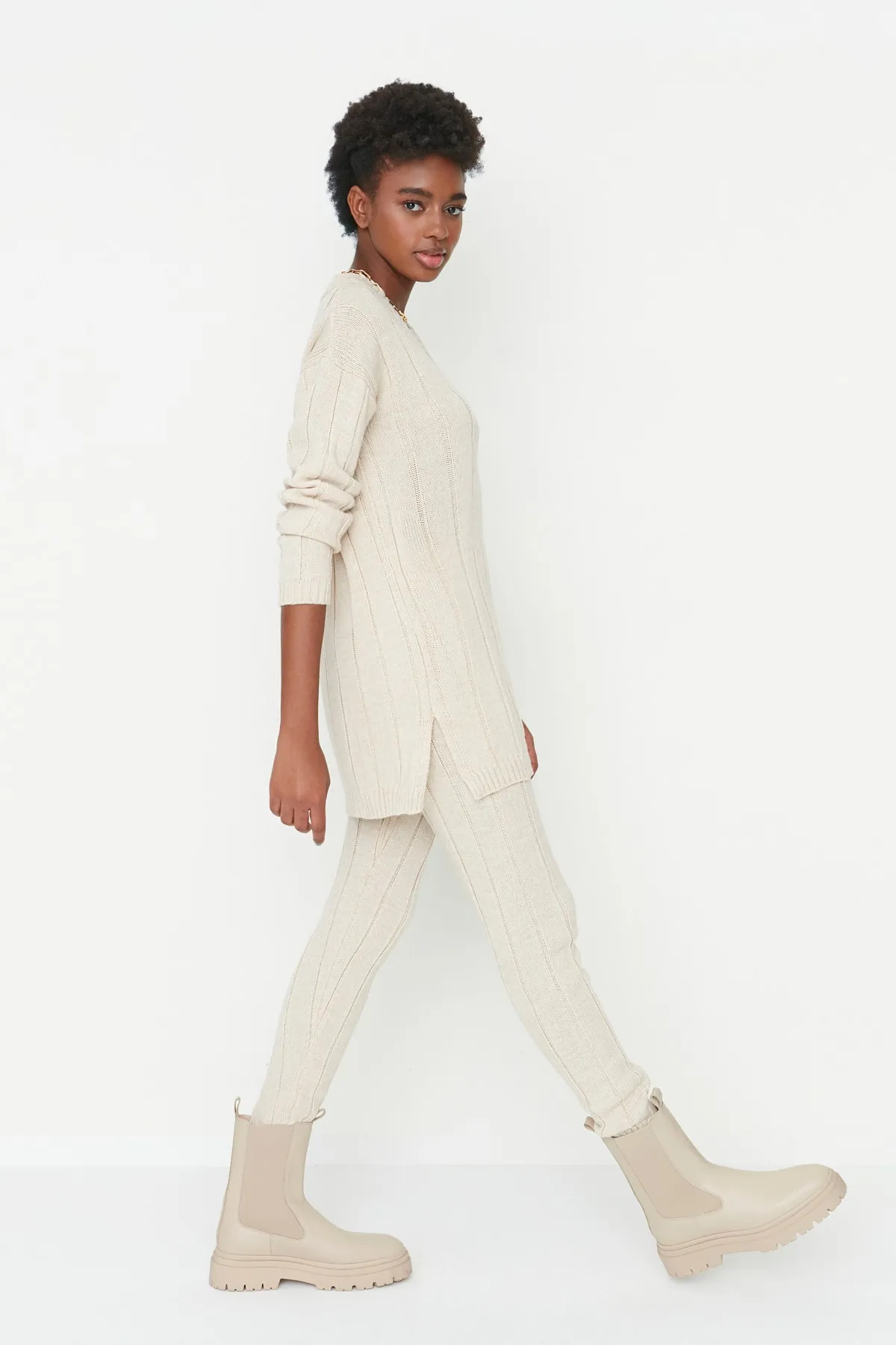 Trendyol Collection  Beiges Oversize-Set aus Pullover und Hose mit V-Ausschnitt und Strickoberteil
