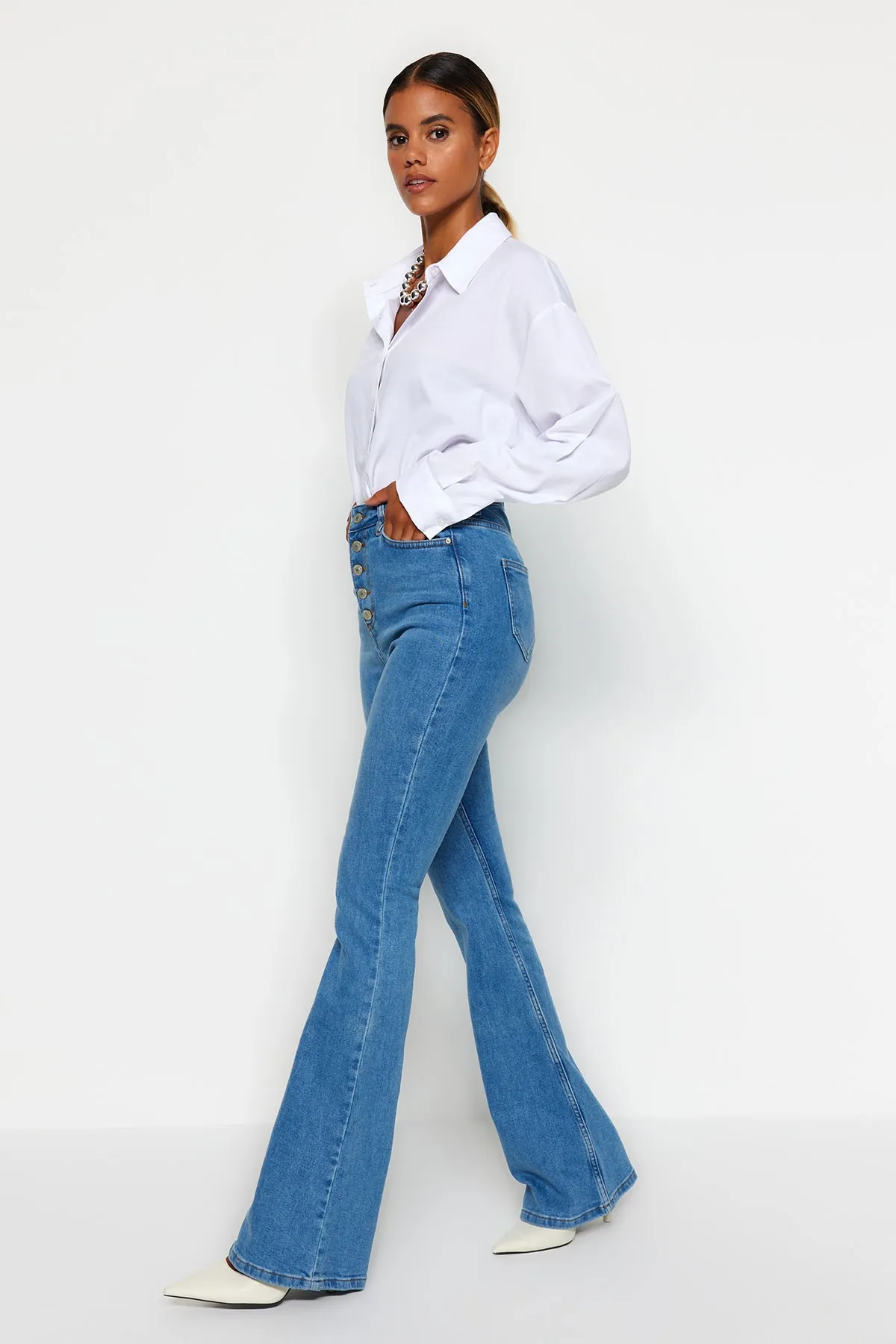 Trendyol Collection  Hellblaue Schlagjeans mit Knopfleiste und hoher Taille TWOSS20JE0111
