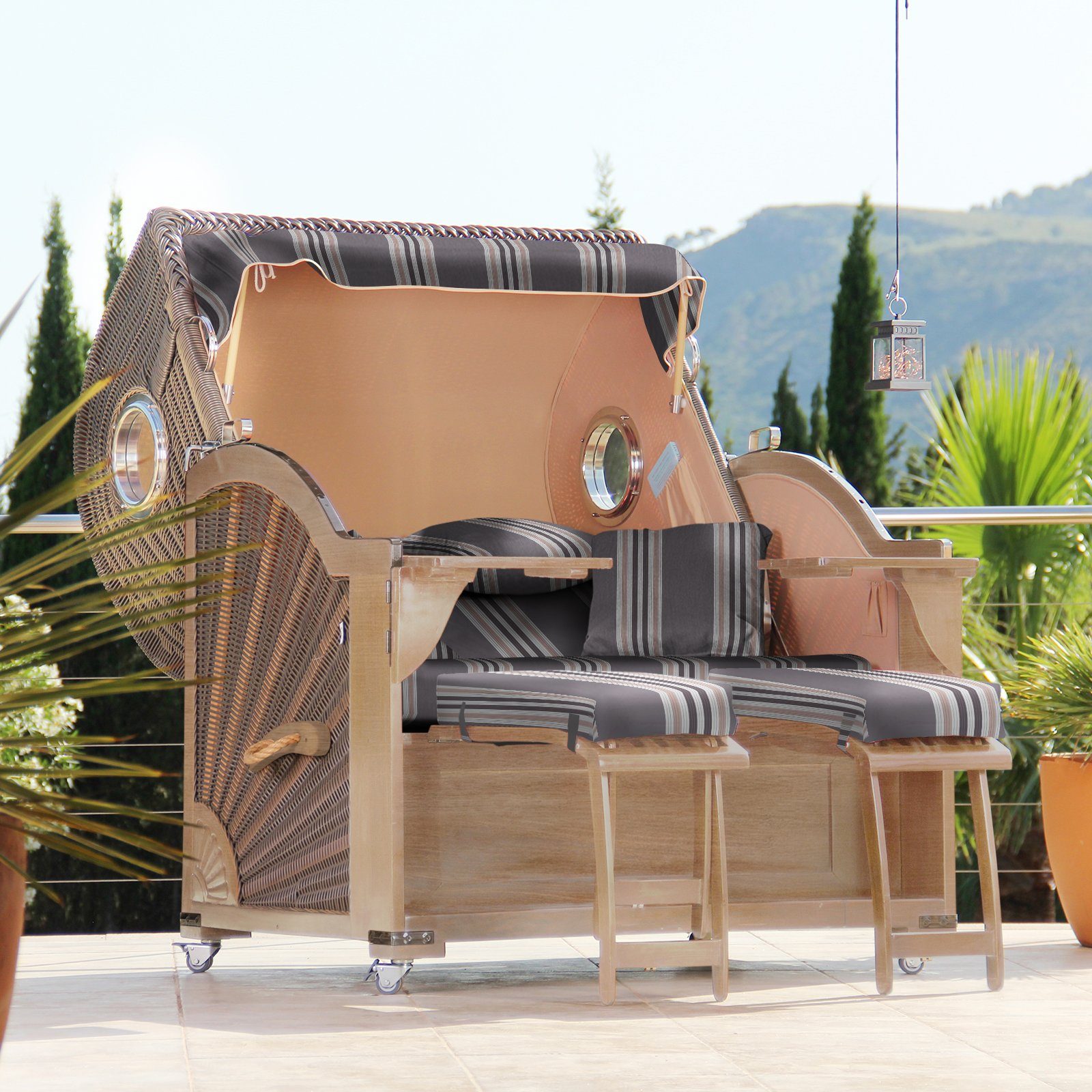 DERKORB Strandkorb Premium Strandkorb Ostsee XXL Volllieger, 2,5 Sitzer mit Bullauge, Volllieger, Ostsee Modell 2,5 Sitzer, (1-tlg), schwenkbare Bistrotische, inkl. premium Schutzhülle, montiert