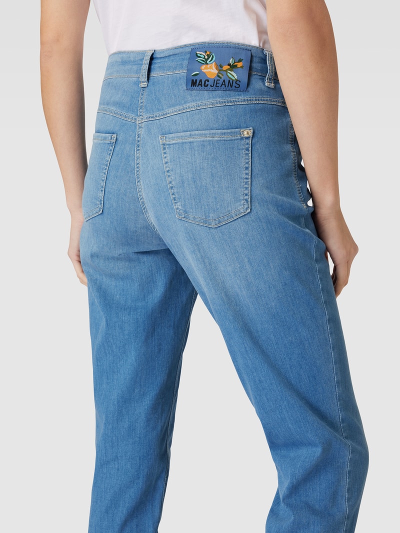 Jeans mit Eingrifftaschen in hellblau