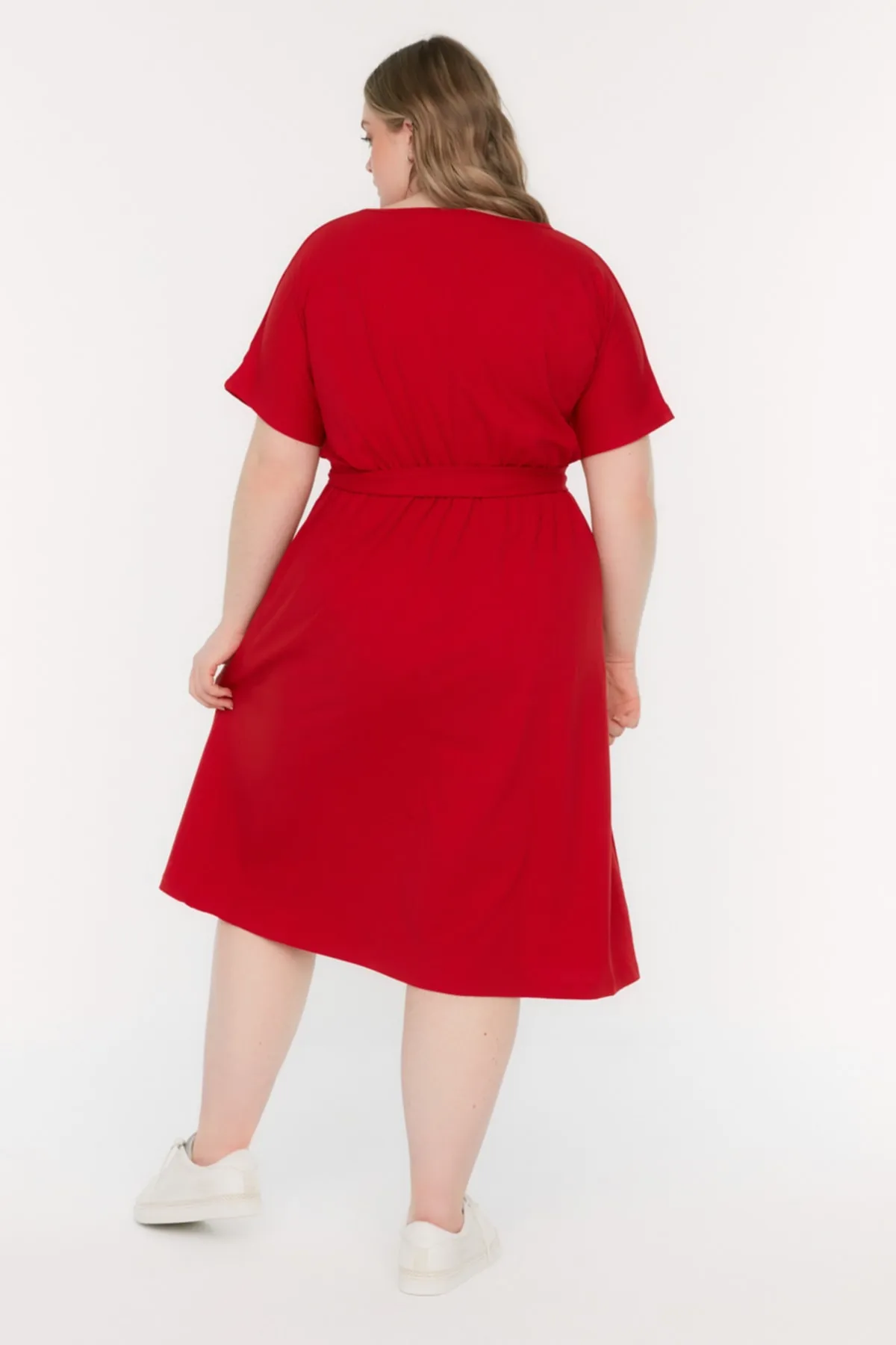 Trendyol Curve  Rotes Strickkleid mit Rundhalsausschnitt und Gürtel TBSSS22AH0242