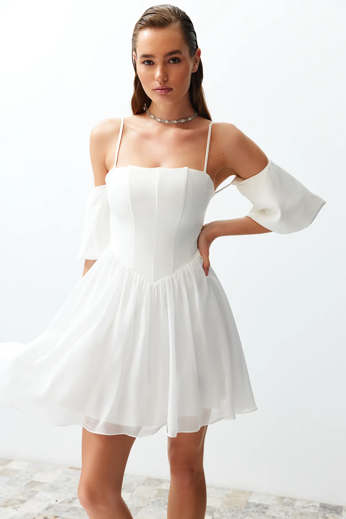 Trendyol Collection  Weiße Braut-Taillenöffnung/Skater-Korsett, detaillierte Hochzeit/Elegantes Nikah-Abendkleid TPRSS24EL00116