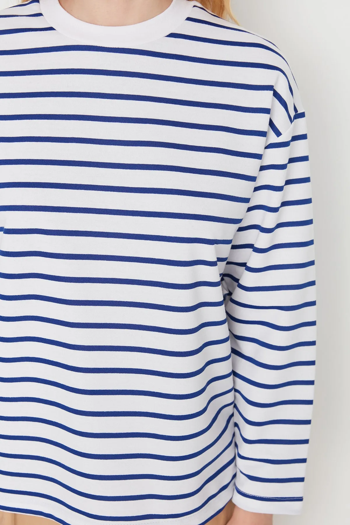 Trendyol Collection  Weiß gestreiftes Oversize/Weit geschnittenes Rundhals-Sweatshirt aus dünnem Strick TWOAW23SW00326