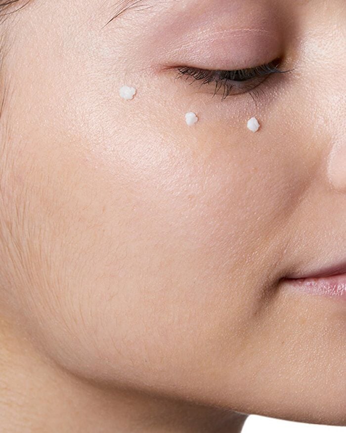 Crème contour des yeux réparatrice, hydratante, pour les cernes et les poches.