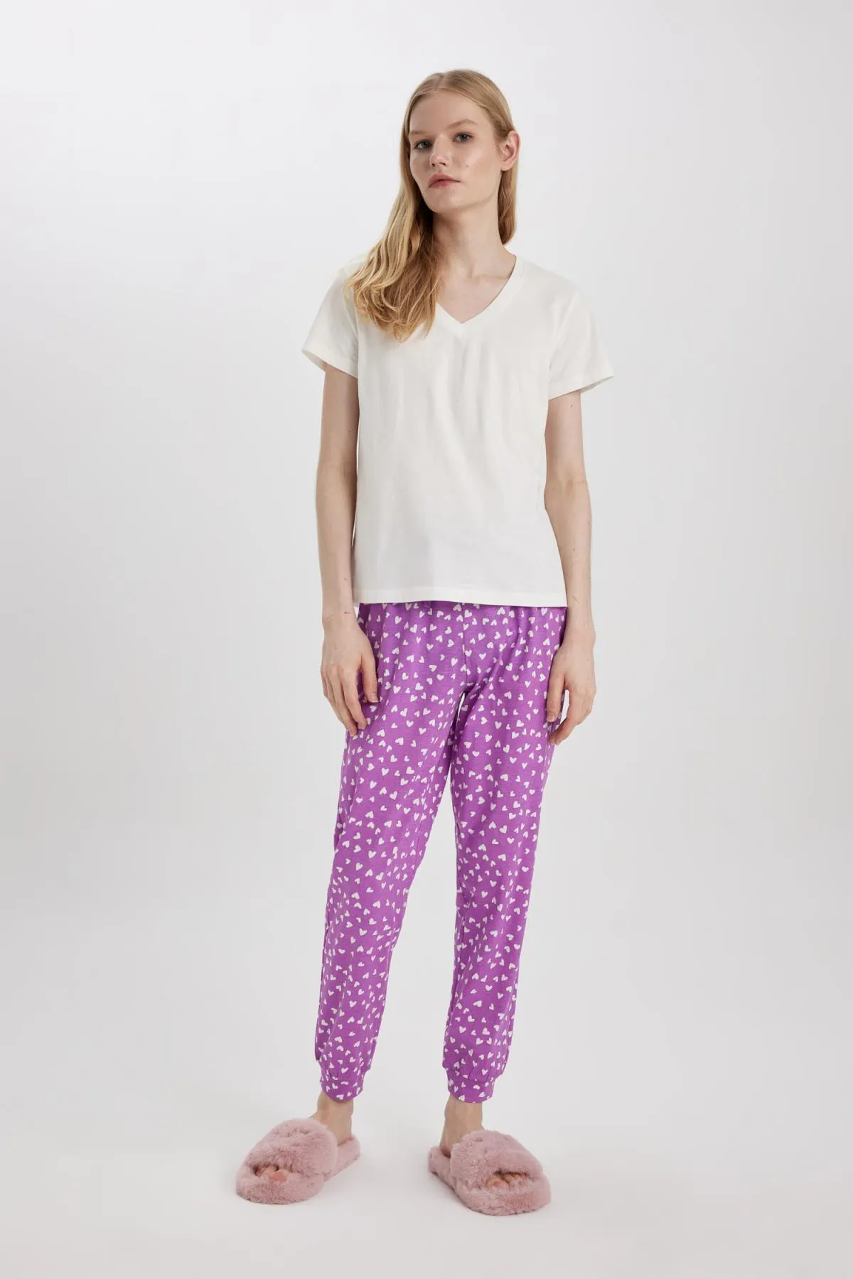DeFacto  Lässige Pyjamahose mit Herzmuster und normaler Passform - Fall In Love B6196ax24sp