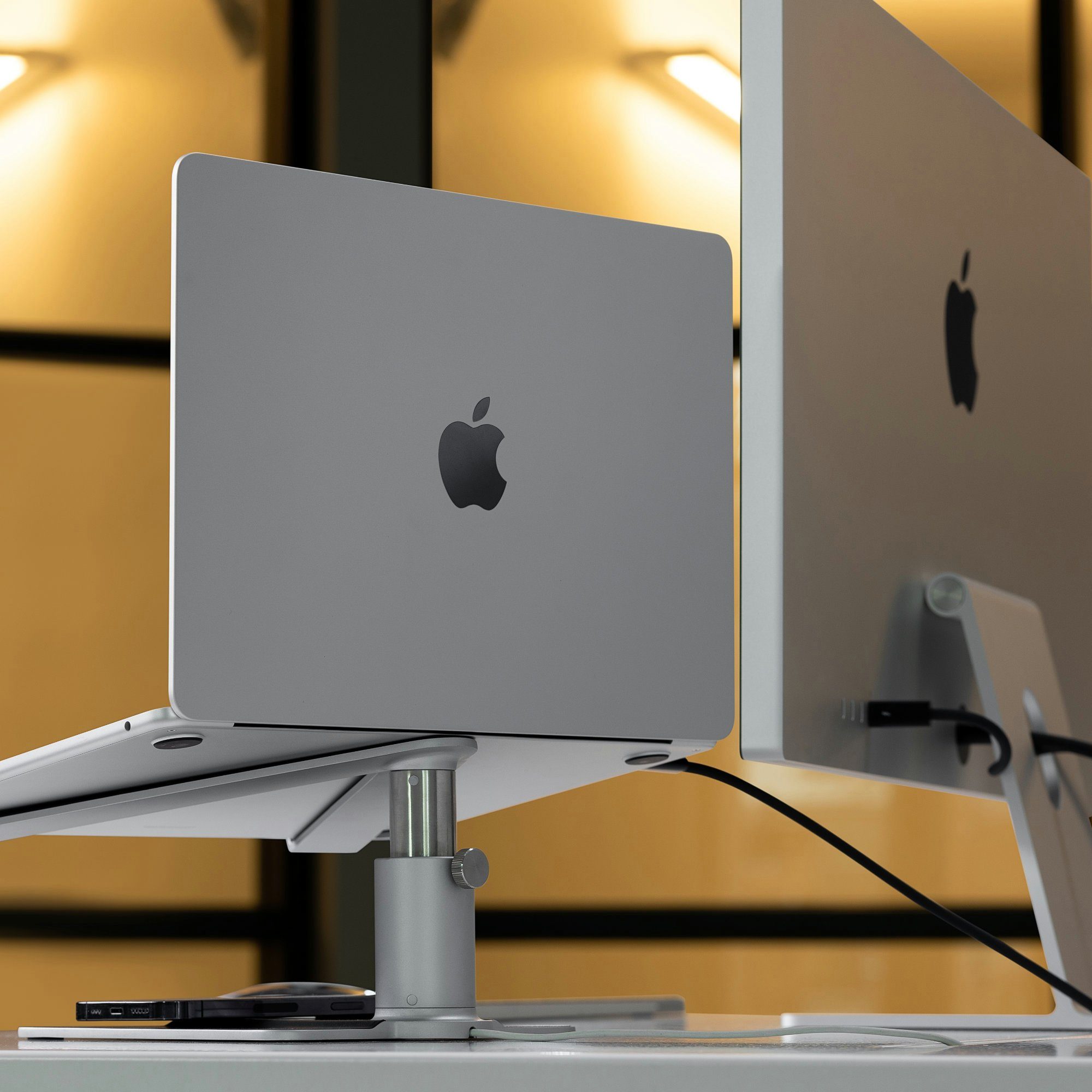 Twelve South HiRise Pro - Verstellbarer MacBook Ständer mit MagSafe Ladeschale Laptop-Ständer