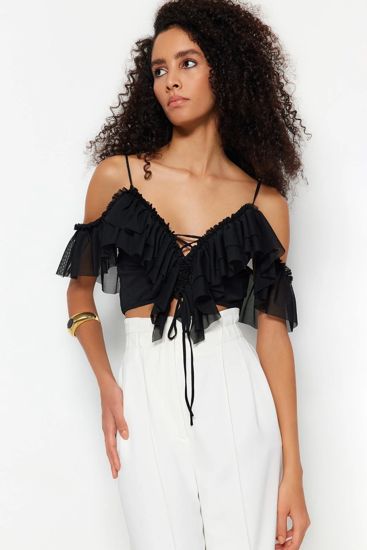 Trendyol Collection  Schwarze Crop-Strick-Rüschenbluse TPRSS23BZ00072