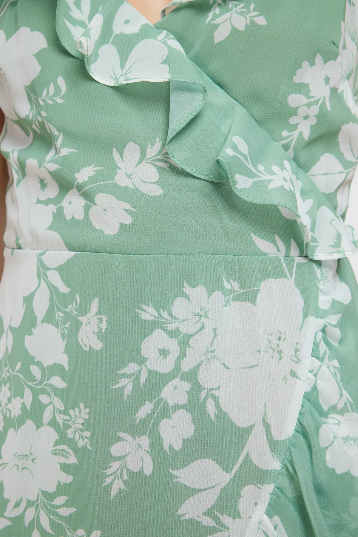 Trendyol Collection  Grünes, zweireihiges, gerüschtes, detailliertes Träger-Midikleid mit Chiffon-Futter und Webstoff TWOSS19EL0375