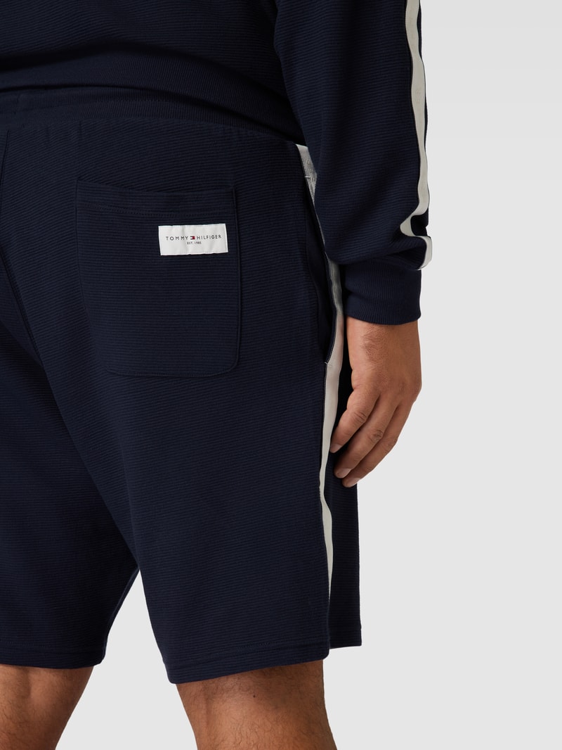 PLUS SIZE Sweatshorts mit Label-Stitching in marineblau