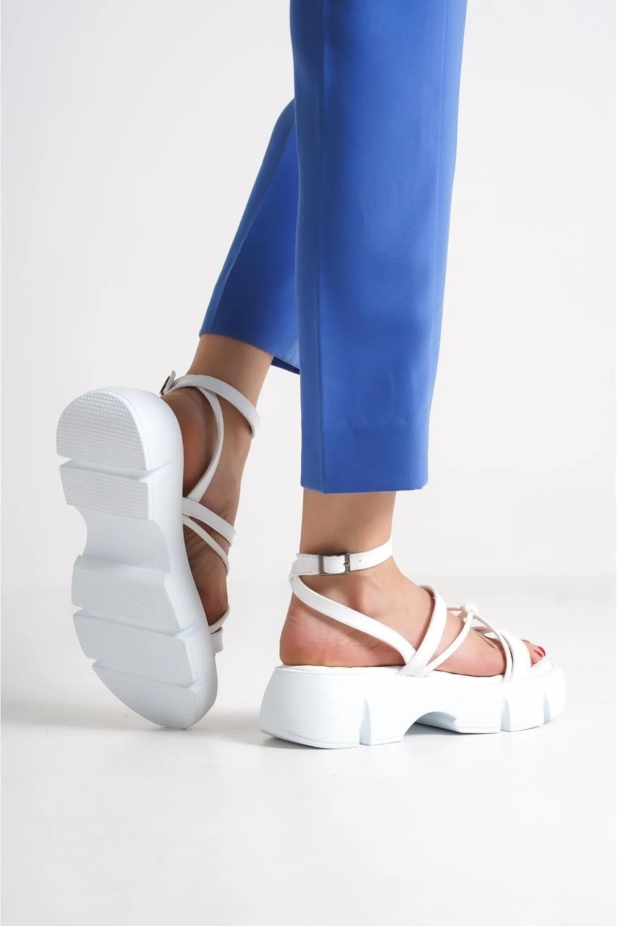 Capone Outfitters  Capone Damen-Sandalen mit dickem Sohlen-Knöchelriemen und bequemer Sohle in Weiß