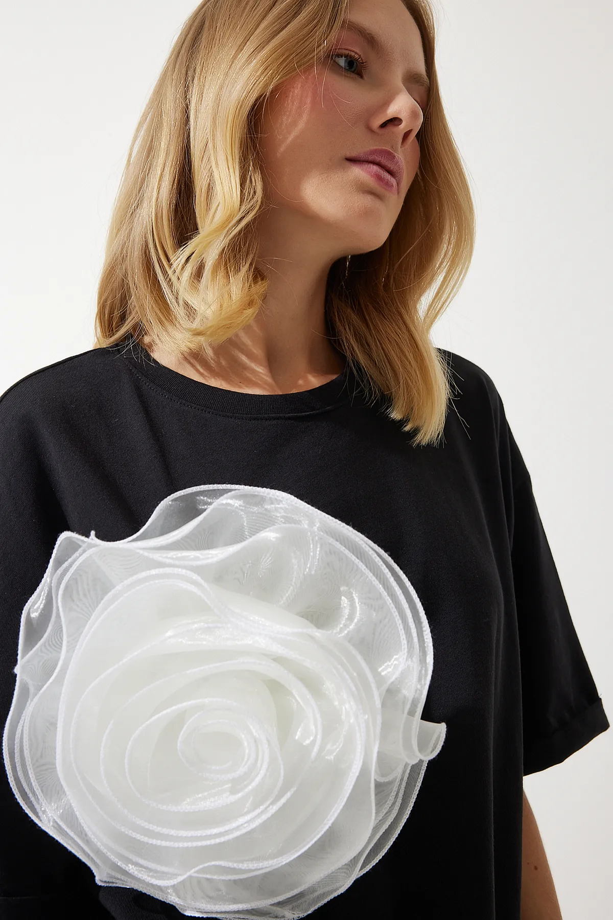 Happiness İstanbul  Schwarzes Damen-T-Shirt mit Blumenbrosche und detailliertem Design UL00018