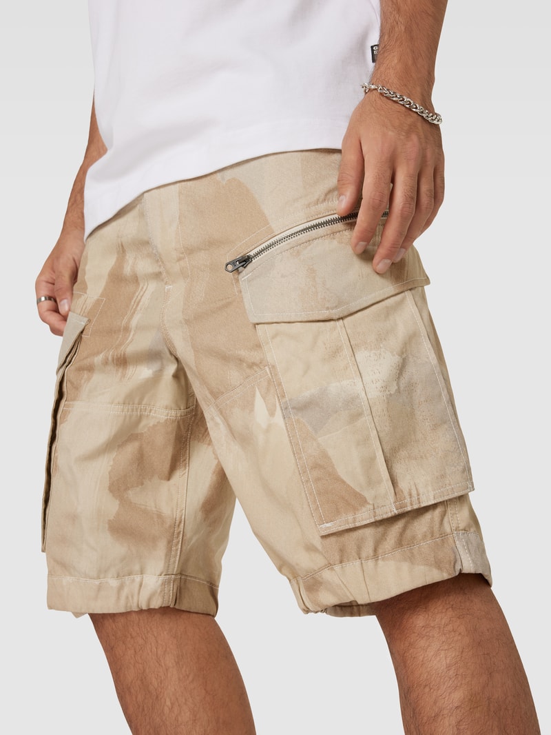 Cargoshorts mit Camouflage-Muster in weiß